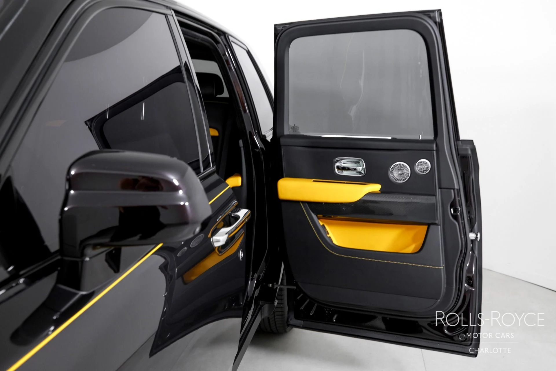mph018_3530120902_Used_2023_Rolls_Royce_Black_Badge_Cullinan_1767375090_f1ce124172