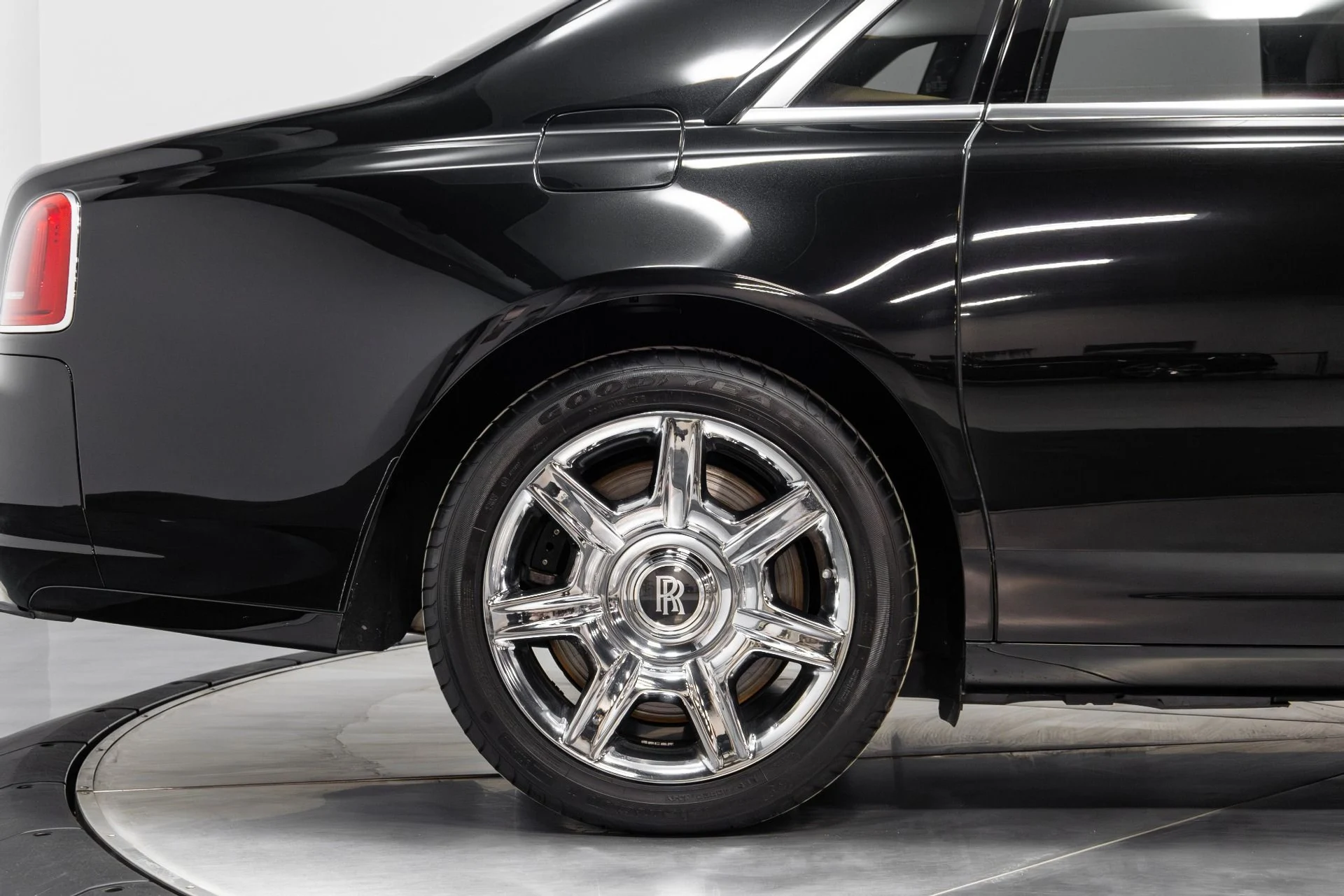 mph018_3533418132_Used_2011_Rolls_Royce_Ghost_1771348774_35e882c155