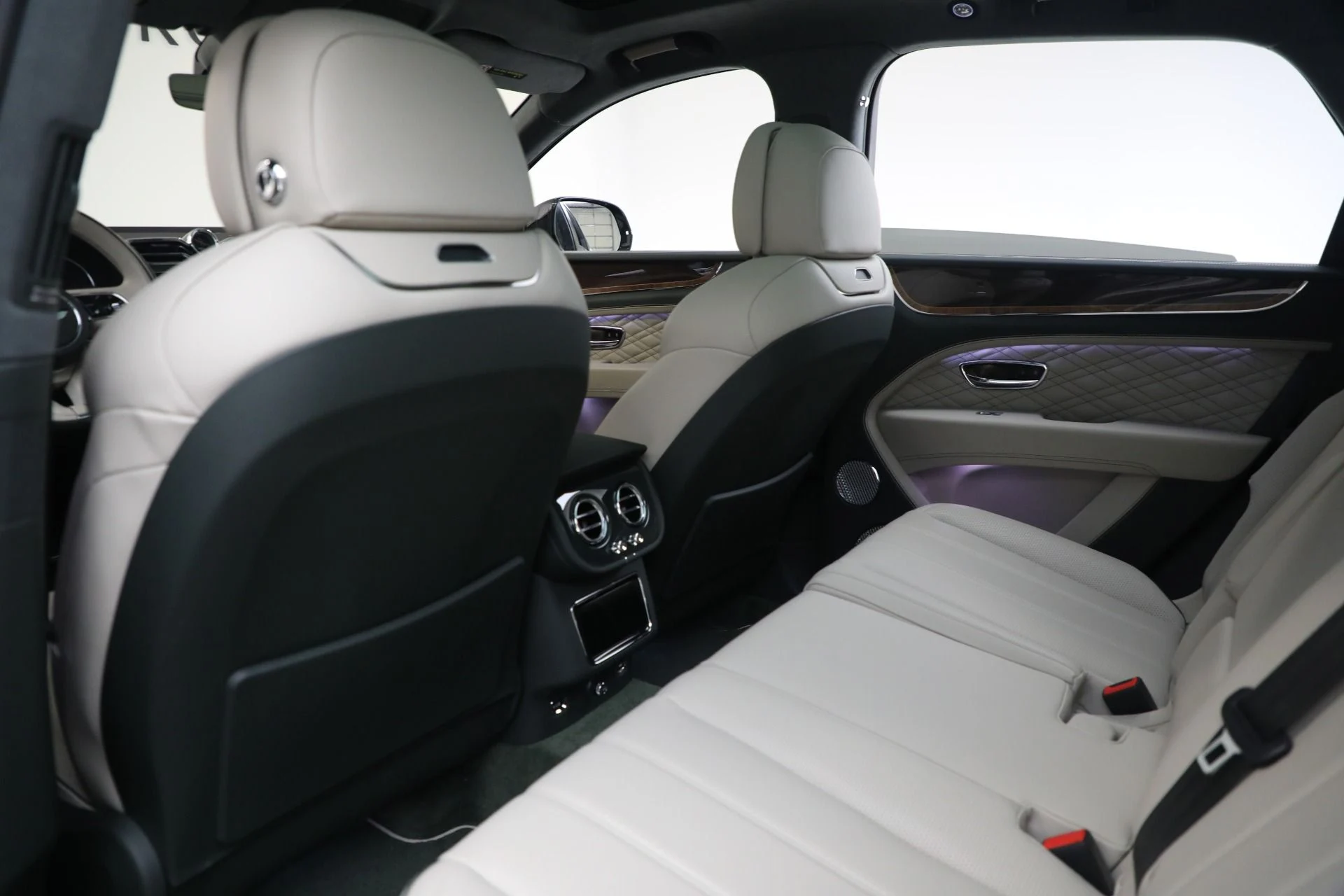 mph018_3554342059_New_2023_Bentley_Bentayga_V8_4507123635