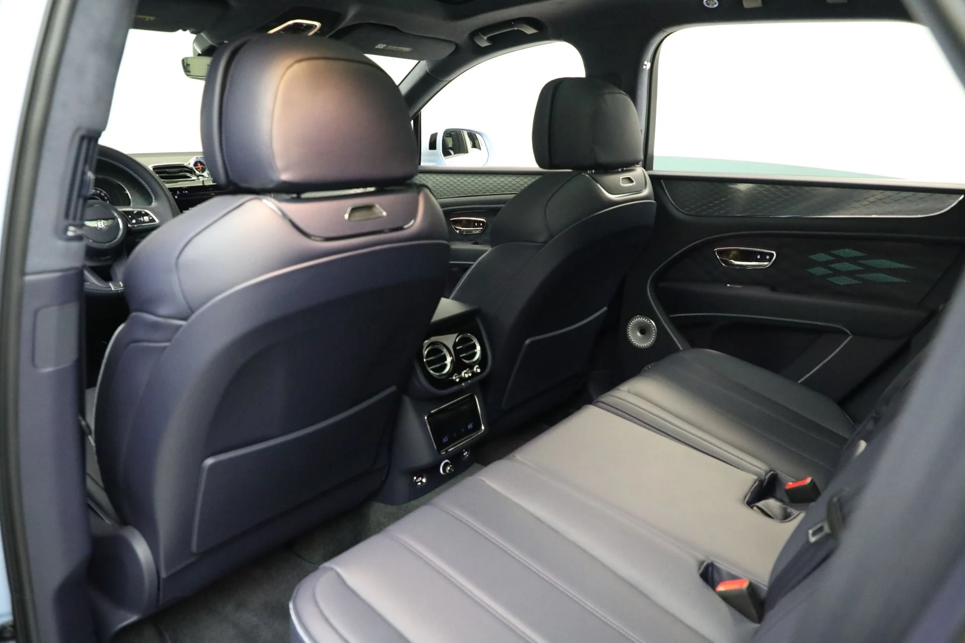 mph018_3576758492_New_2025_Bentley_Bentayga_Azure_V8_a26d59d43d