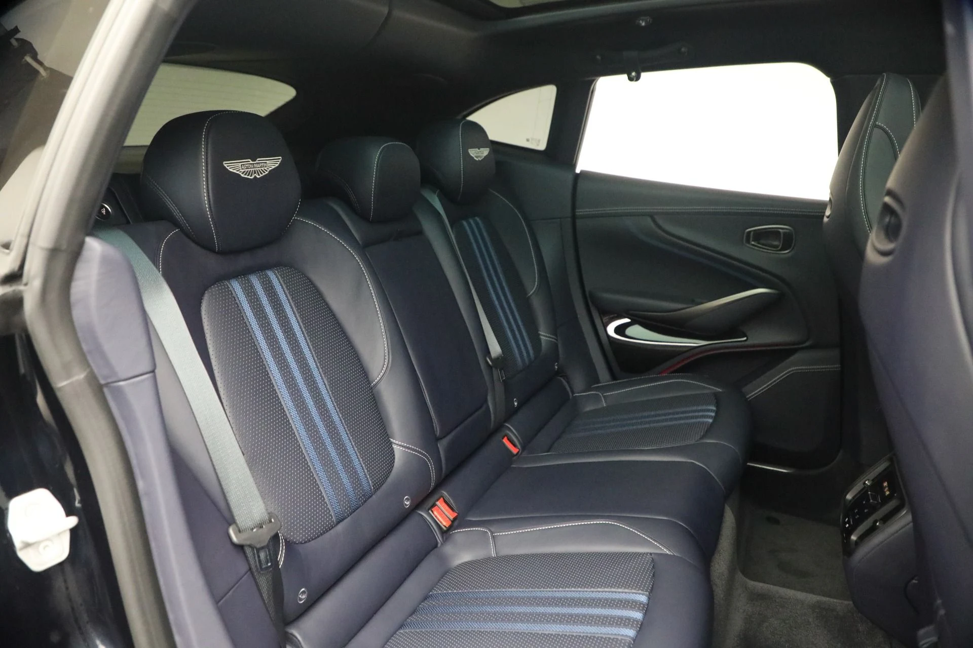 mph018_357792879_Used_2025_Aston_Martin_DBX_707_1782252692_ff1e98d143