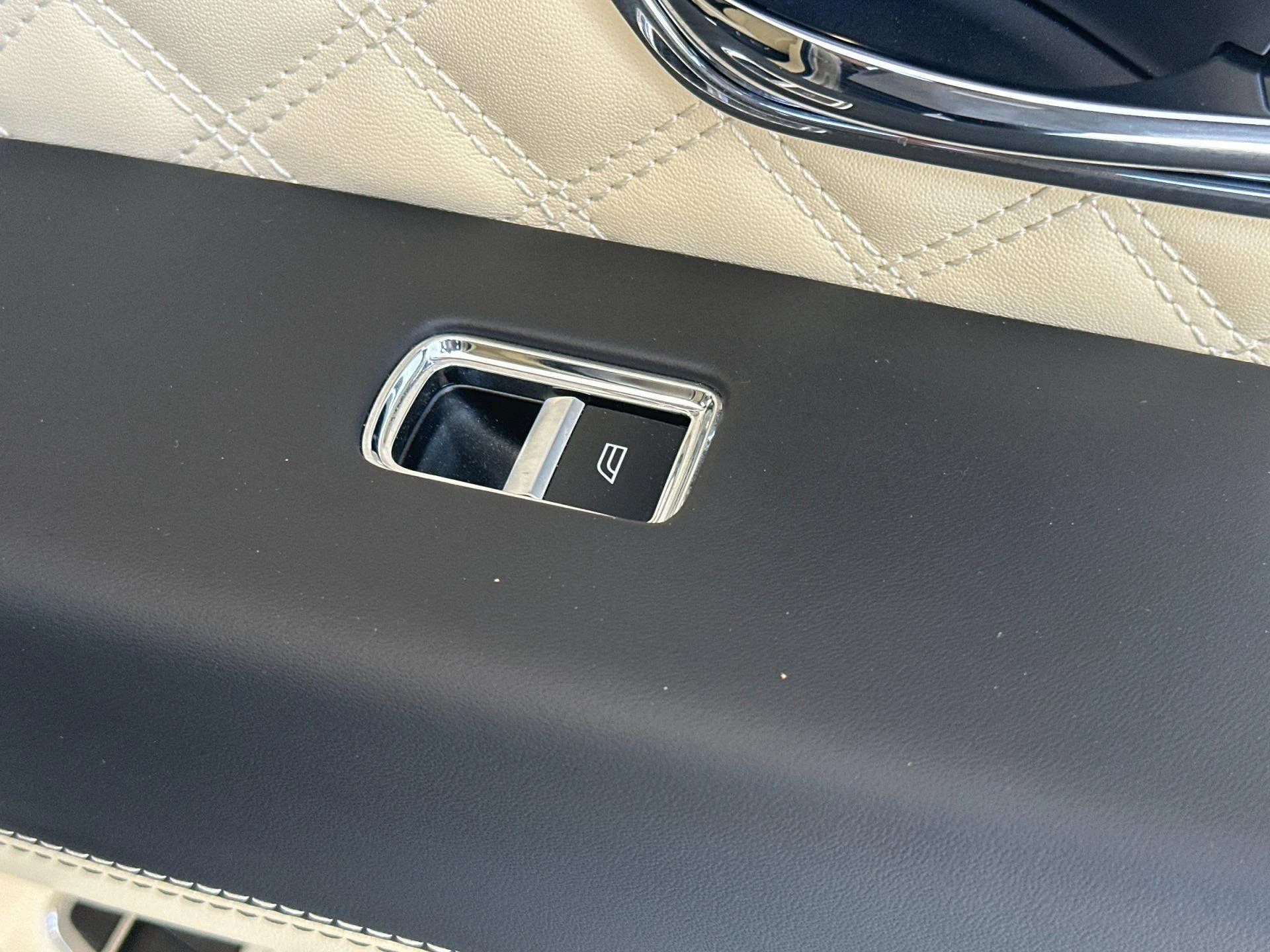 mph018_3585670443_Used_2023_Bentley_Bentayga_Azure_1782290863_0773d69706