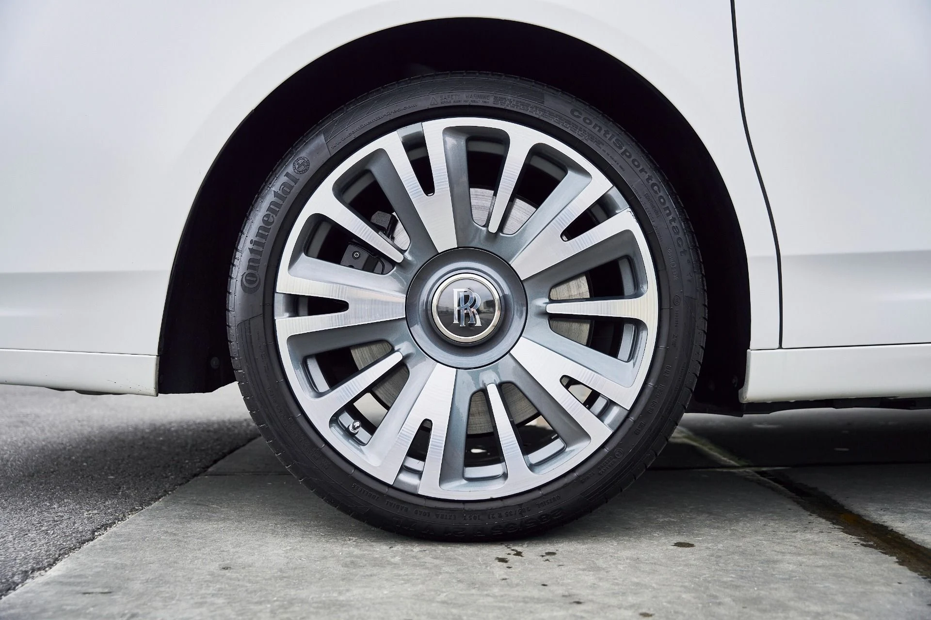 mph018_3587727869_Used_2019_Rolls_Royce_Ghost_Base_1767224256_f3c0e9dc55