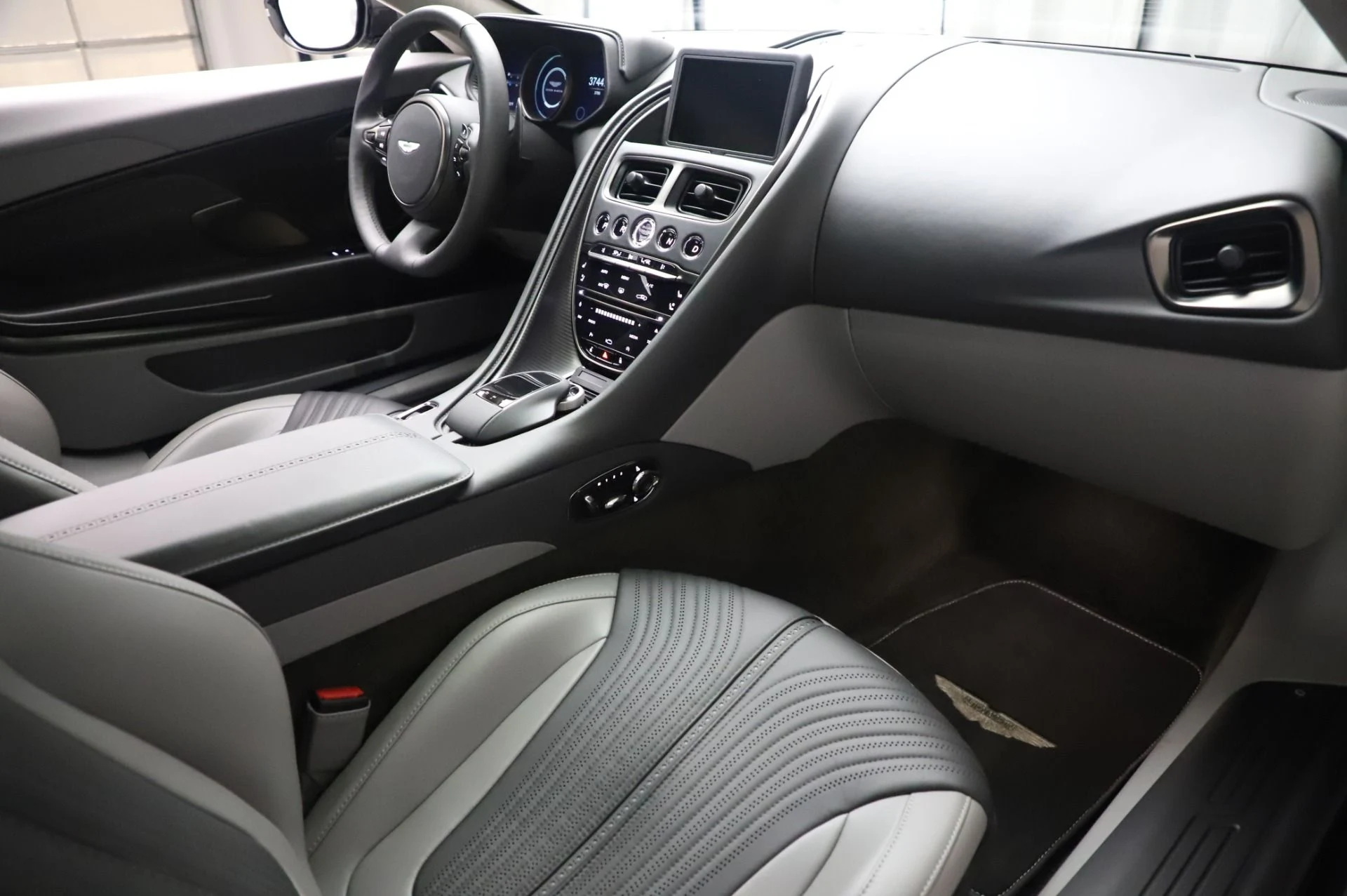 mph018_3590144844_Used_2019_Aston_Martin_DB_11_V8_1595364073_d59d77b20c