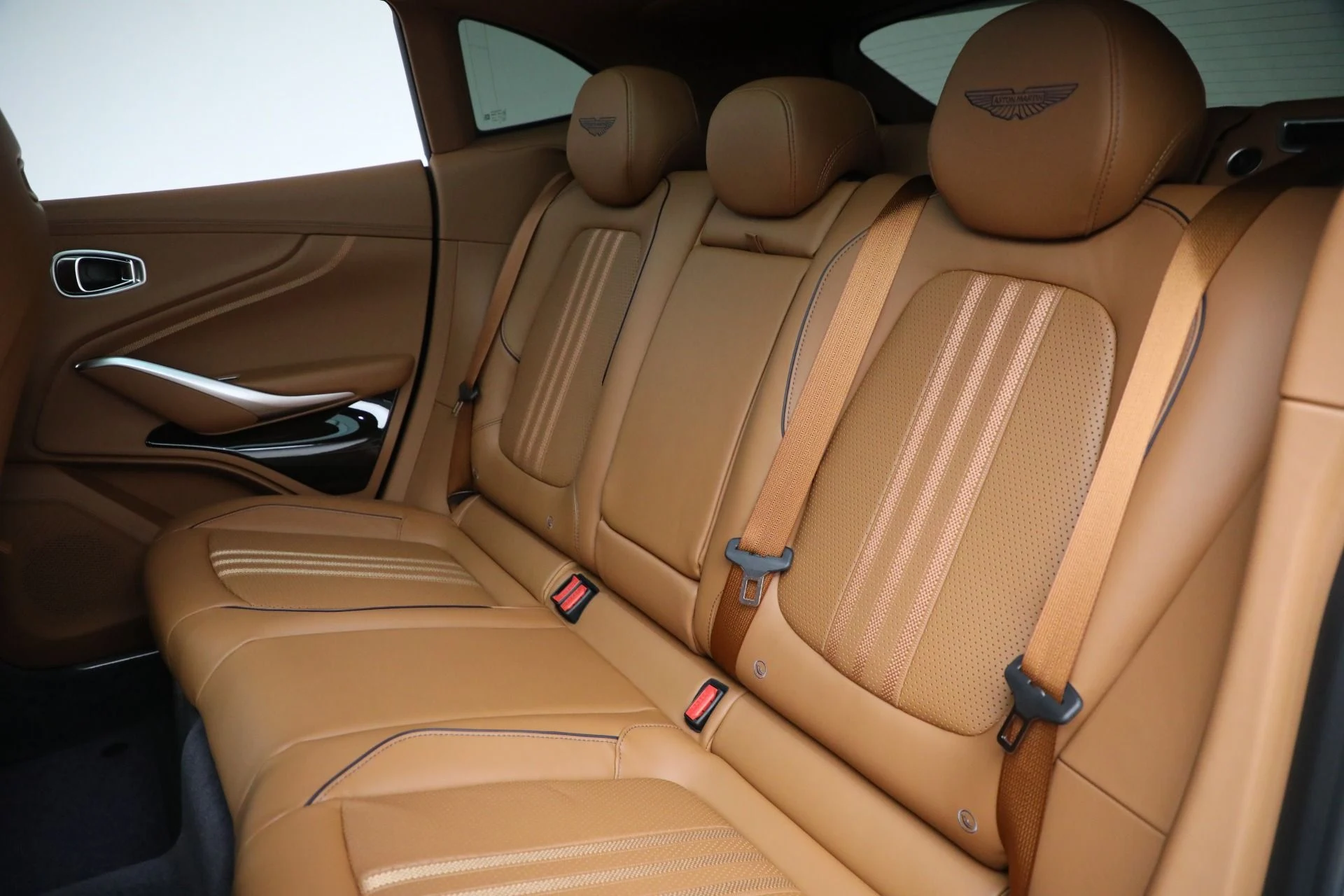 mph018_3597382915_New_2025_Aston_Martin_DBX_707_8589ac8fa4