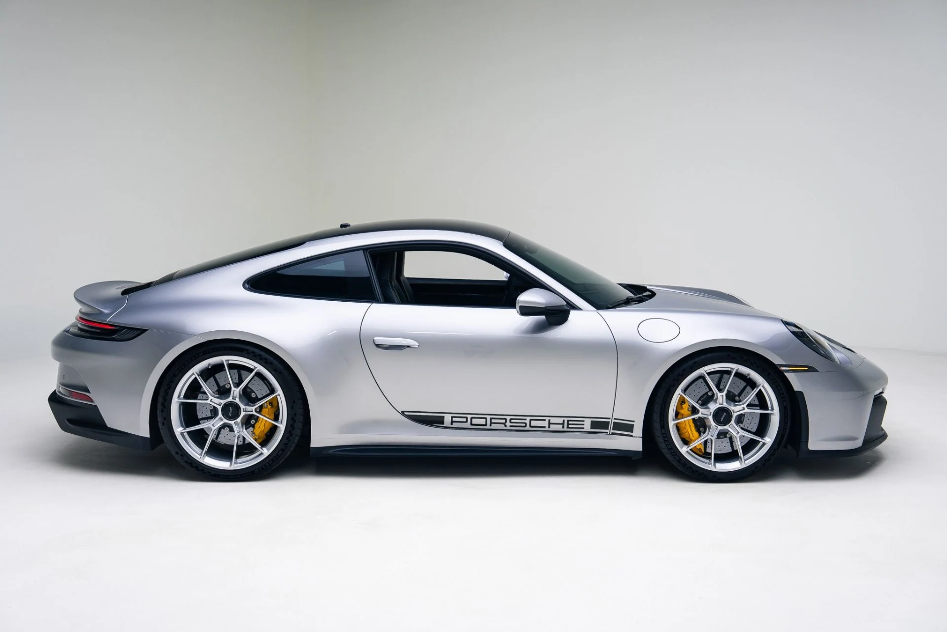 mph018_3618094435_Used_2022_Porsche_911_GT_3_1766184698_27b4fb296e