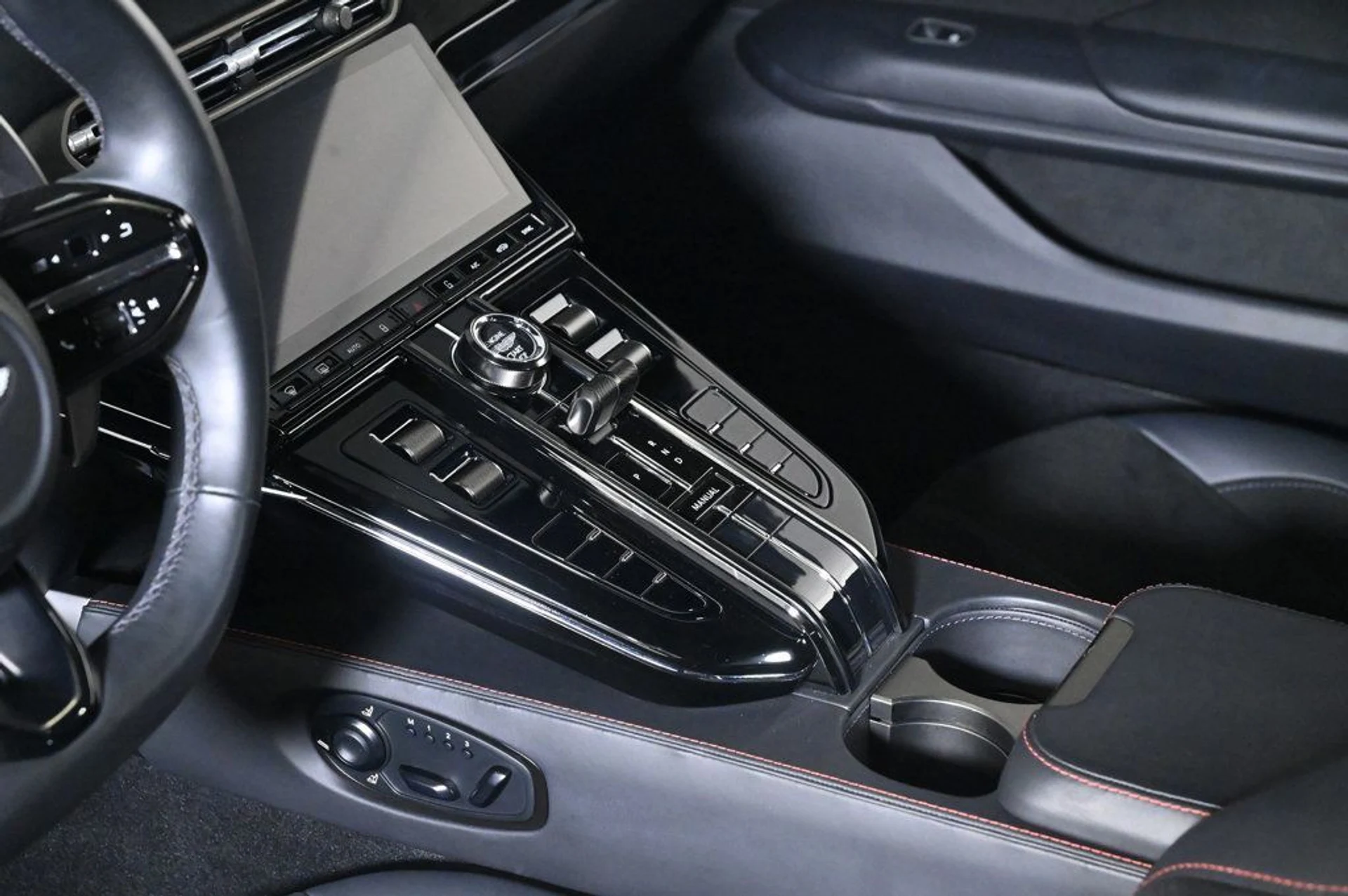 mph018_3625374563_used_2025_aston_martin_vantage_base_11350_22975162_18_1024_48673716ab