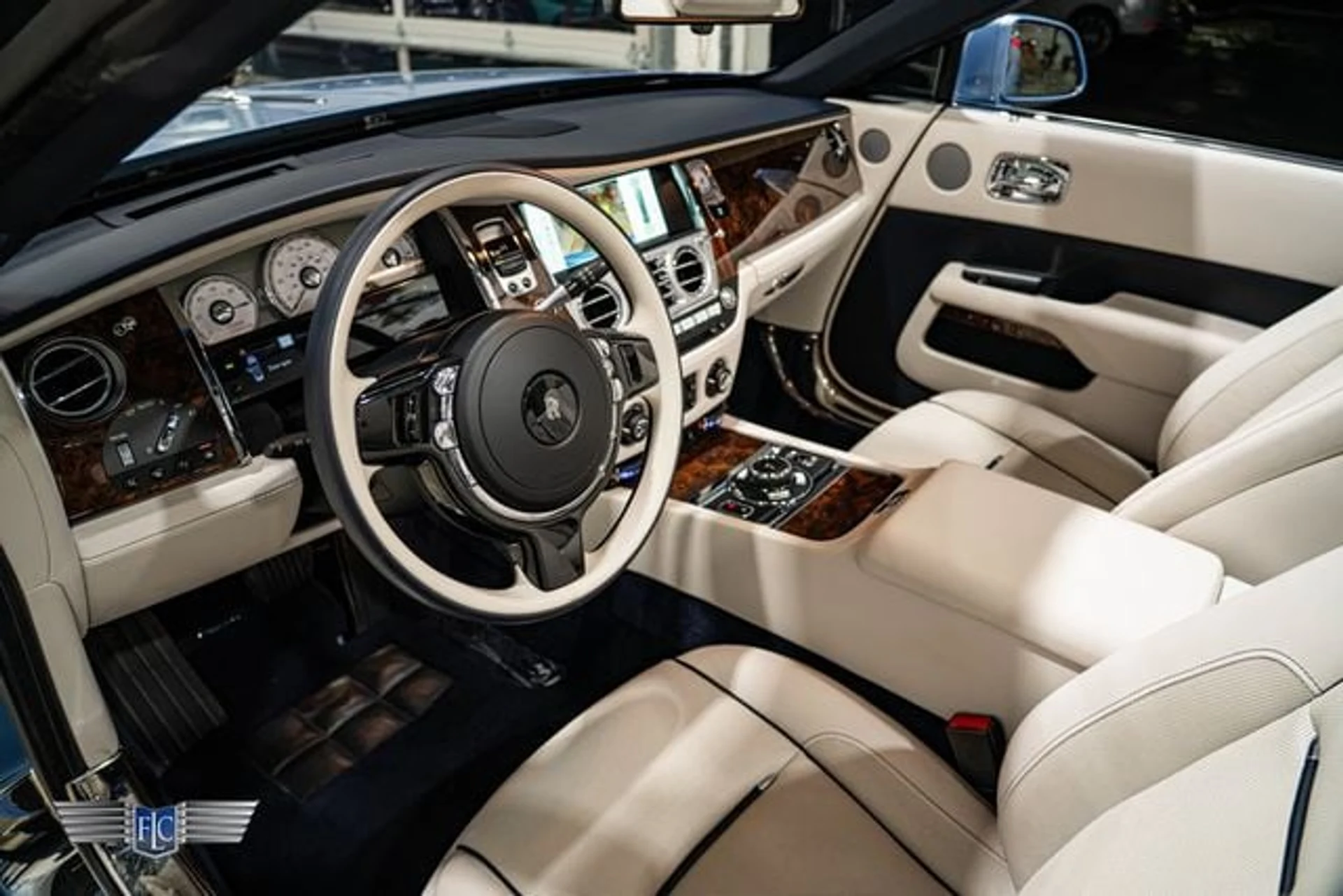 mph018_3637542256_used_2017_rolls_royce_dawn_convertible_9689_23094548_23_640_c3aca0a581