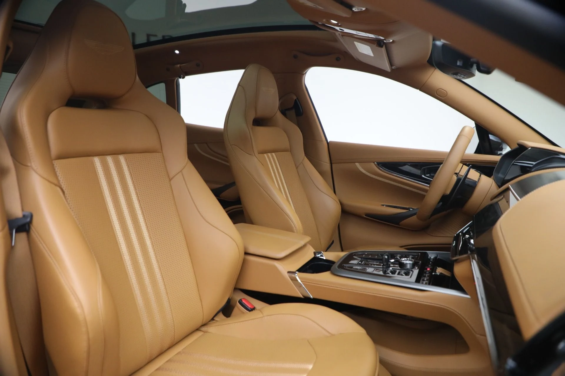 mph018_368957049_Used_2026_Aston_Martin_DBX_707_1780937341_824a7d73e3