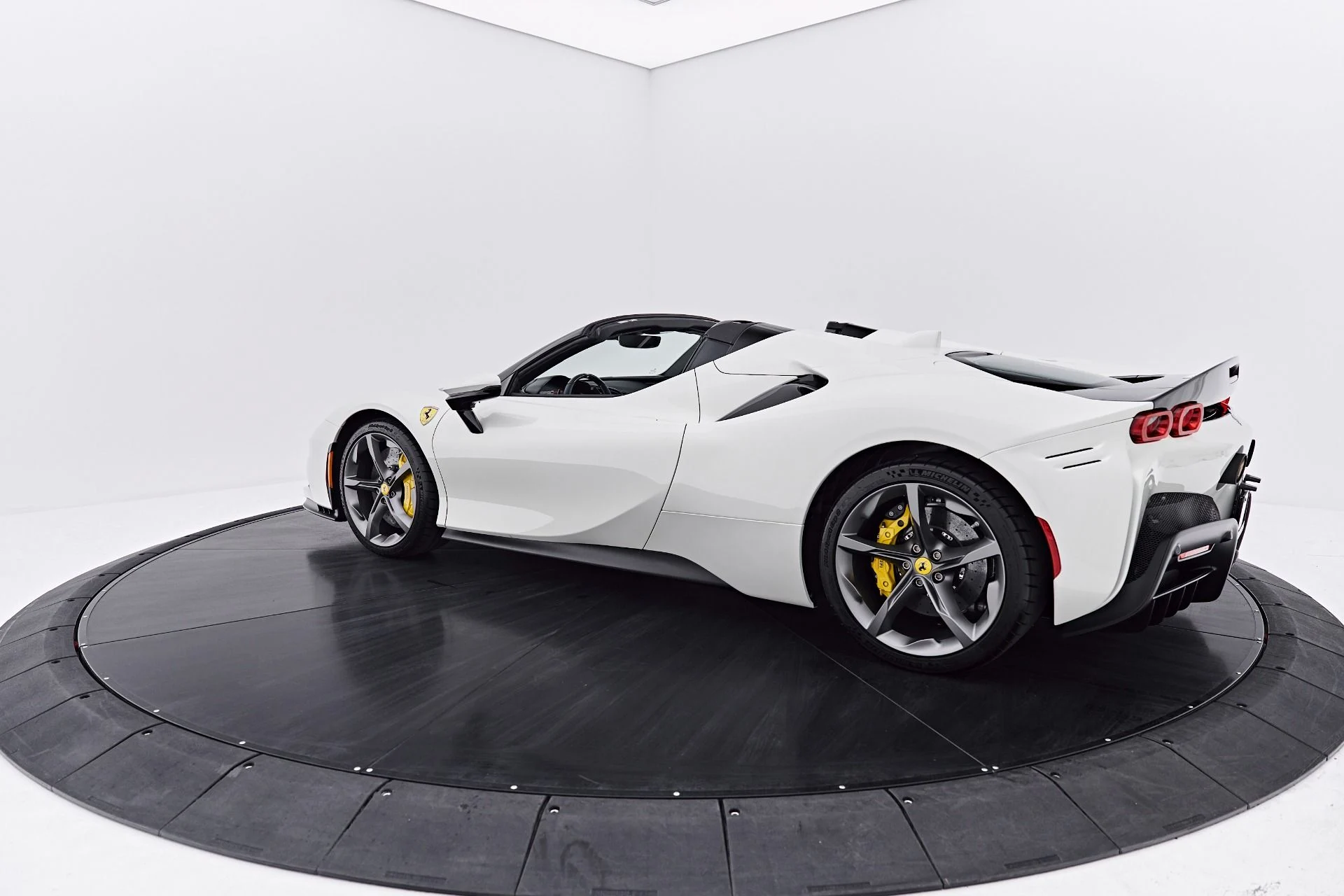 mph018_3700183703_Used_2022_Ferrari_SF_90_Spider_Base_1787100313_ed3bd90224