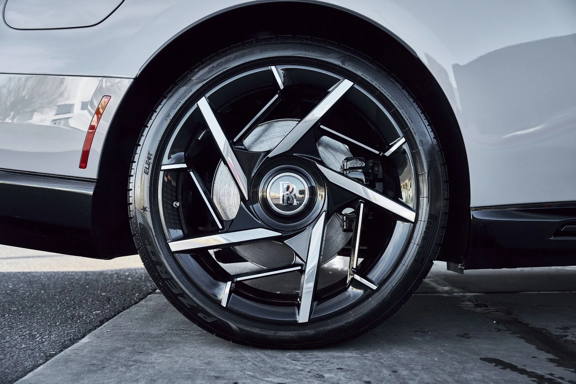 mph018_3738914046_Used_2025_Rolls_Royce_Spectre_BLACK_BADGE_1769482344_07551a6500