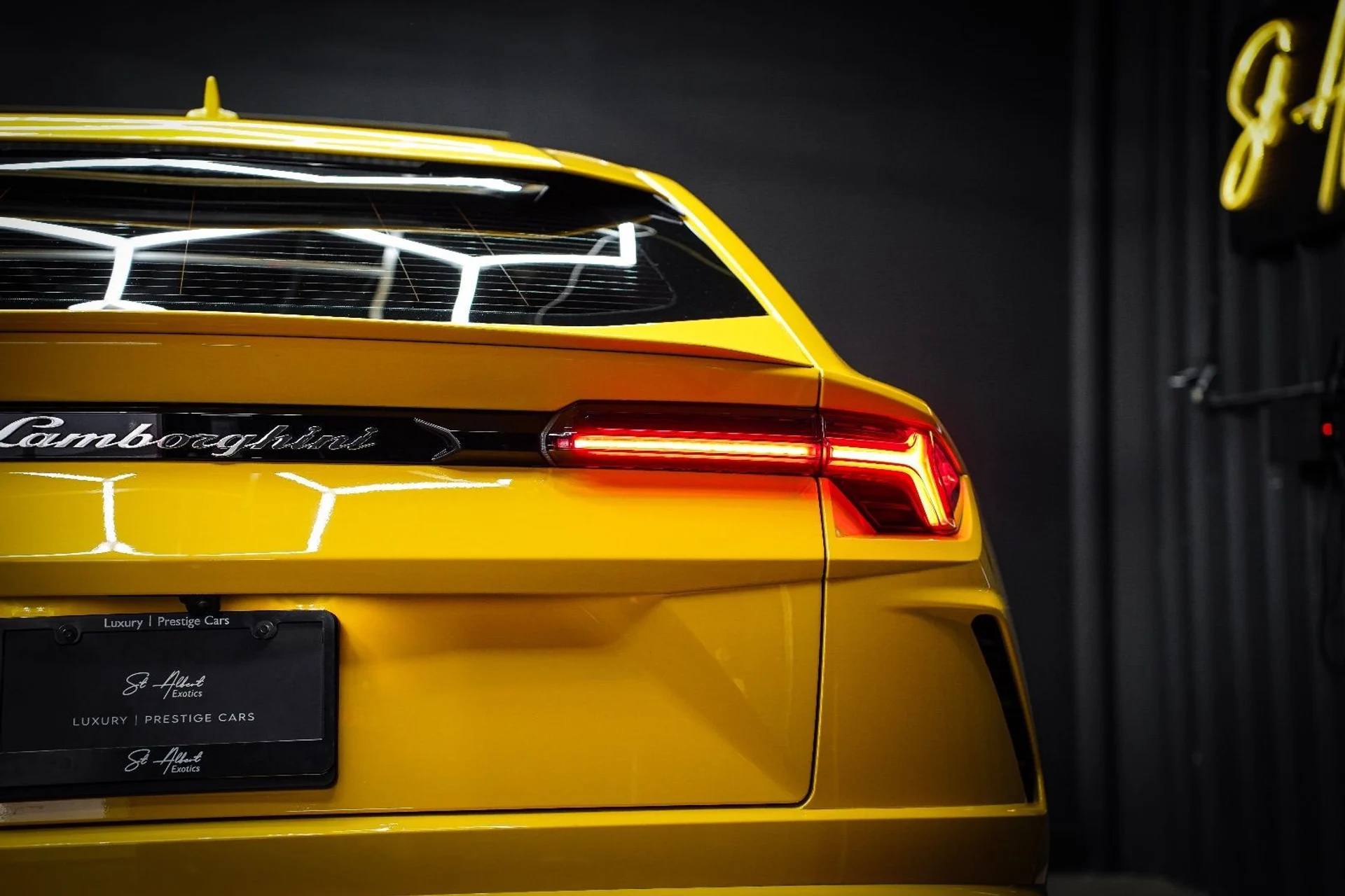 mph018_376433352_37414663_04296_2020_lamborghini_urus_073_74c9eb16ac