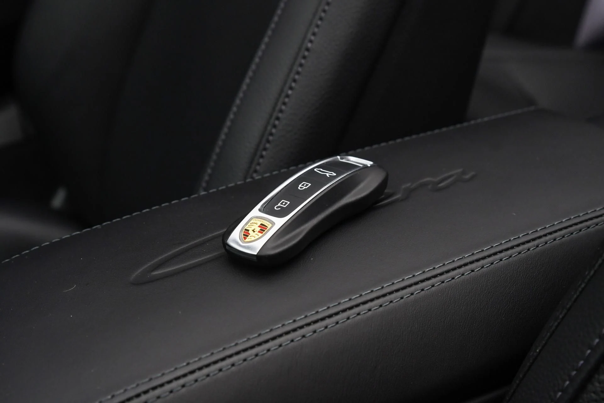 mph018_3766716650_Used_2022_Porsche_911_Carrera_1753776349_50a0de9278