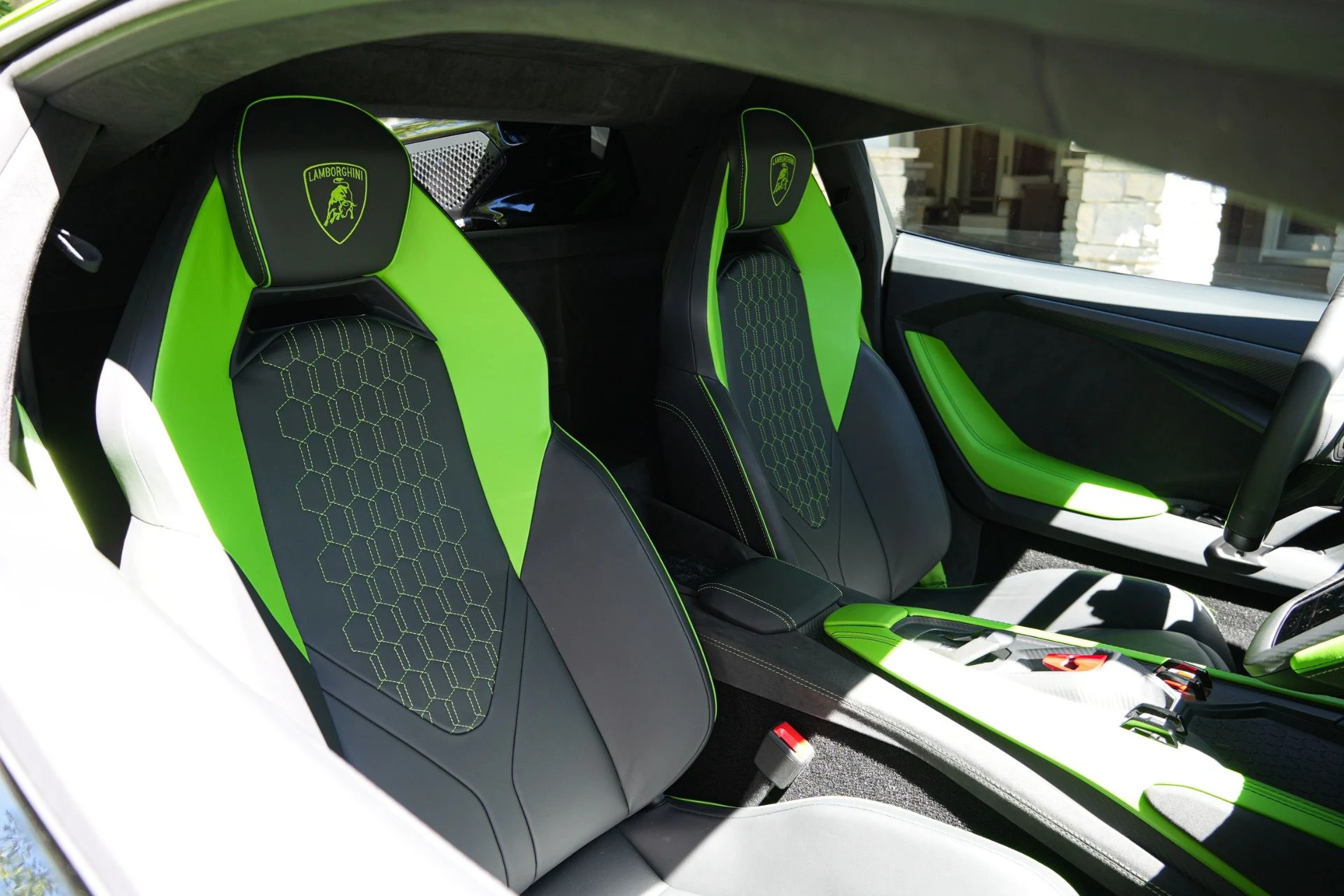 mph018_3771928066_Used_2025_Lamborghini_Revuelto_1781291405_1b87438ee8