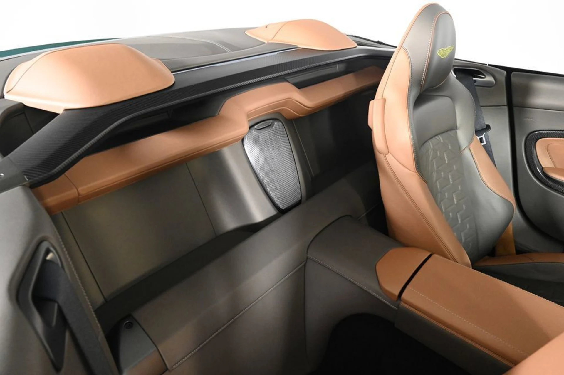 mph018_3813018283_new_2026_aston_martin_vanquish_volante_11350_22992982_19_1024_66ccfd05c7
