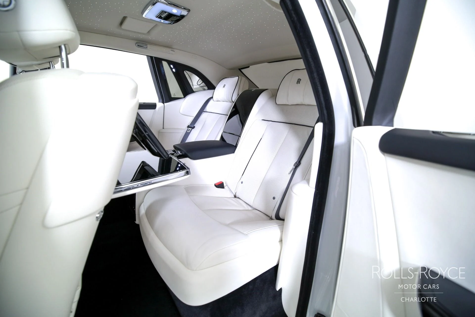 mph018_3836365481_Used_2024_Rolls_Royce_Phantom_1767116656_64f31e8d6d