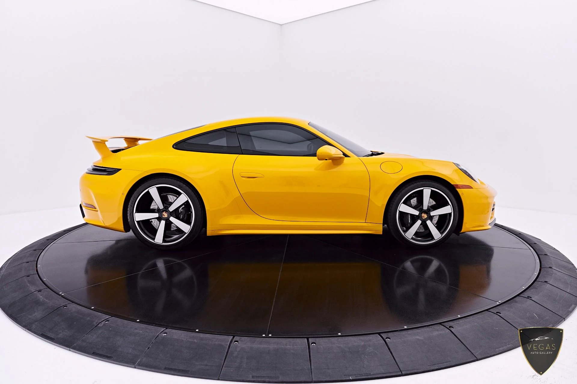 mph018_3865342885_Used_2025_Porsche_911_Carrera_1784942453_5f5f85141b