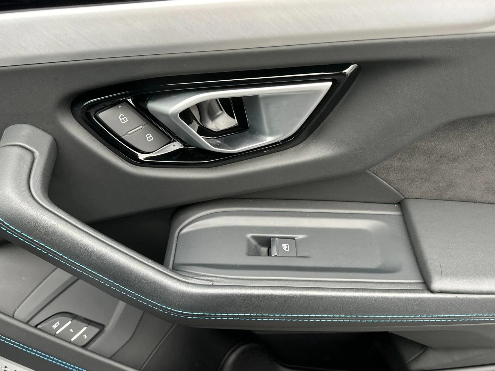 mph018_3865604838_Used_2019_Lamborghini_Urus_Selezione_CPO_1766588988_d7066b82fe