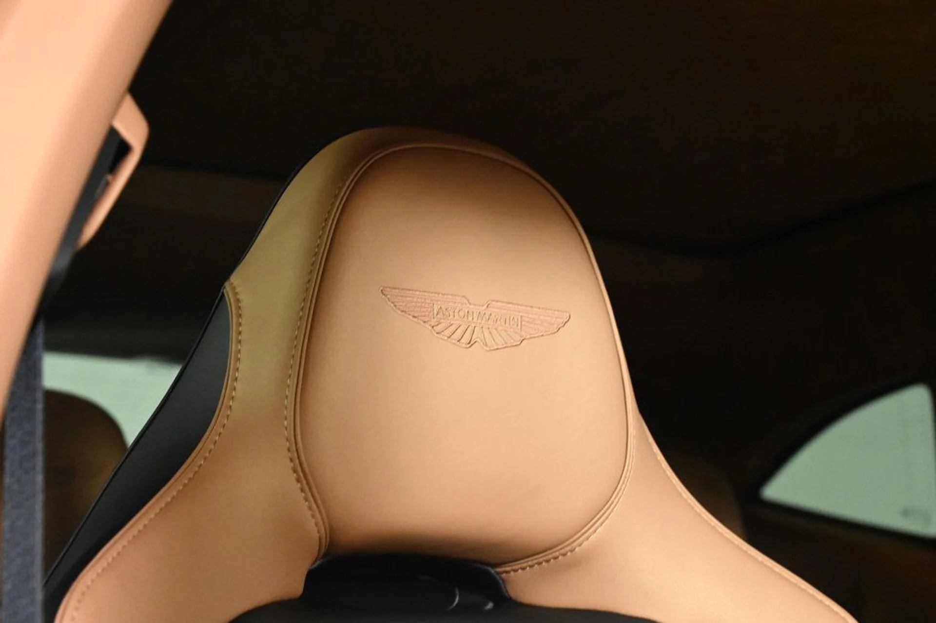 mph018_3923001679_new_2026_aston_martin_dbx_707awd_11350_22965881_18_1024_a84b5bd5d7