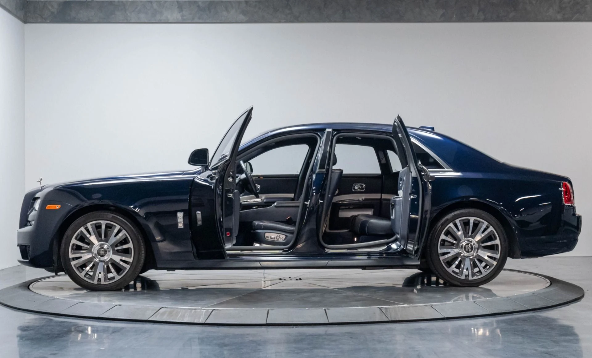 mph018_392762168_Used_2018_Rolls_Royce_Ghost_Base_1786492649_61cd4a9255