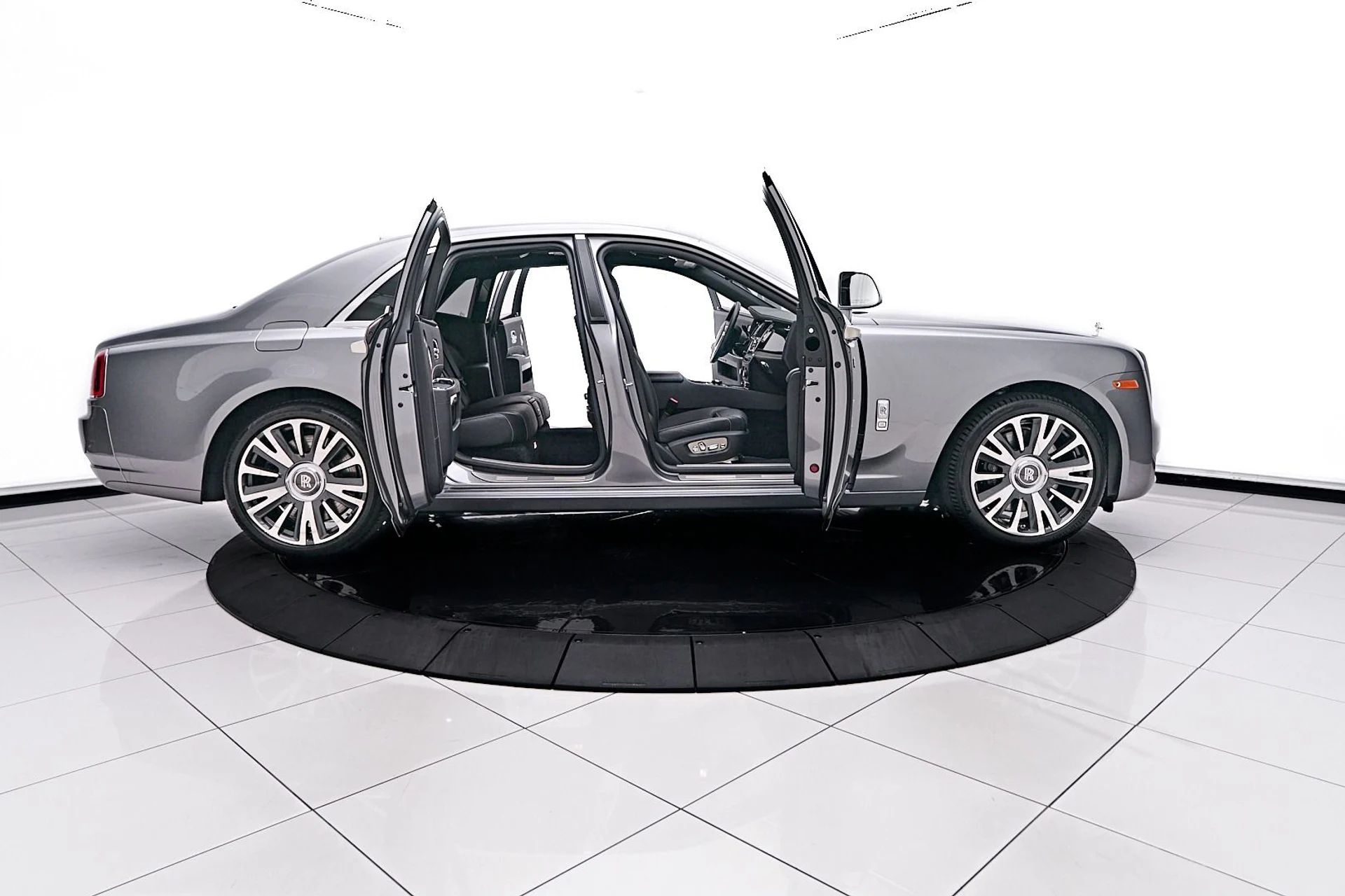 mph018_3973632264_Used_2019_Rolls_Royce_Ghost_Base_1744847276_dcf49b41bd