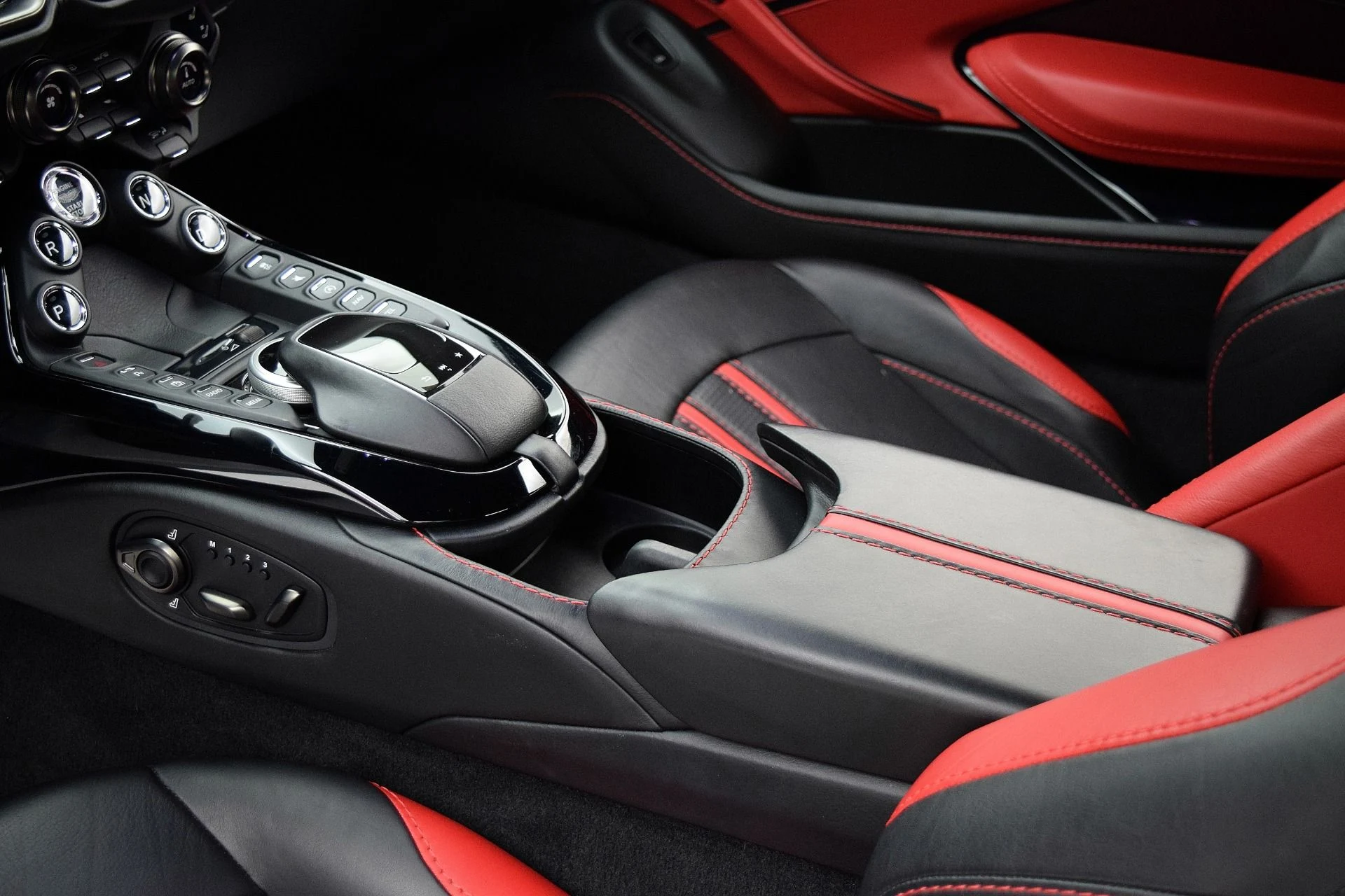 mph018_3975503109_Used_2019_Aston_Martin_Vantage_Coupe_16a9df331a