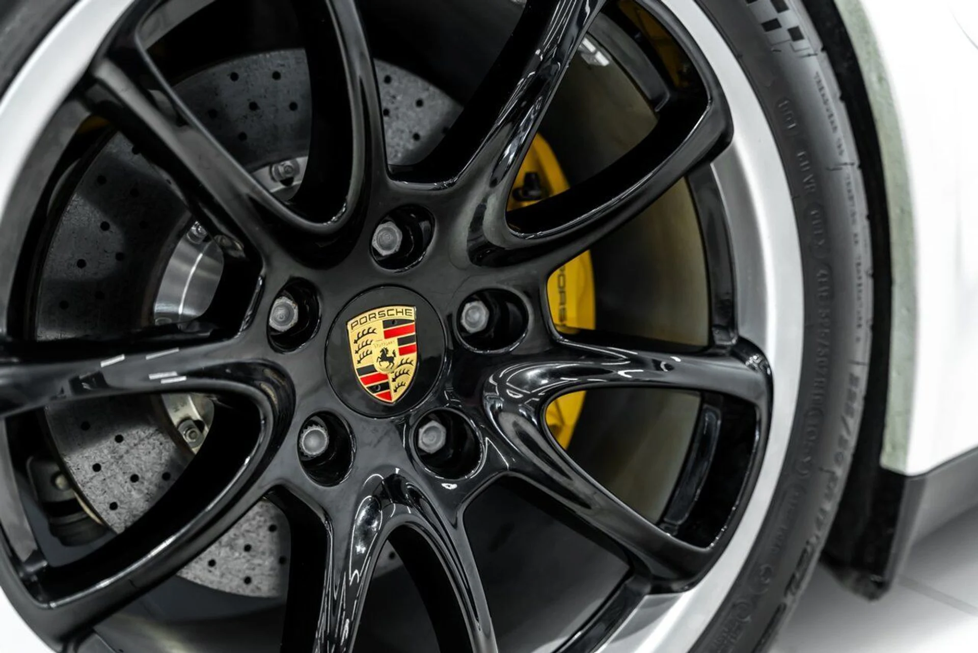 mph018_3989774300_porsche_911_2009_jpg_v_1773863537_c922431c57