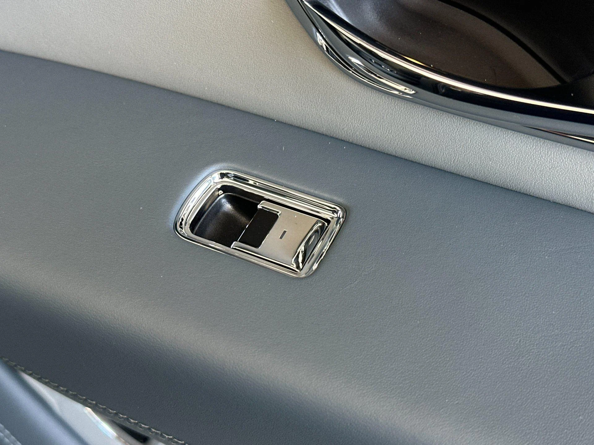 mph018_4009537195_New_2026_Bentley_Bentayga_EWB_1777641549_2faae91f5e