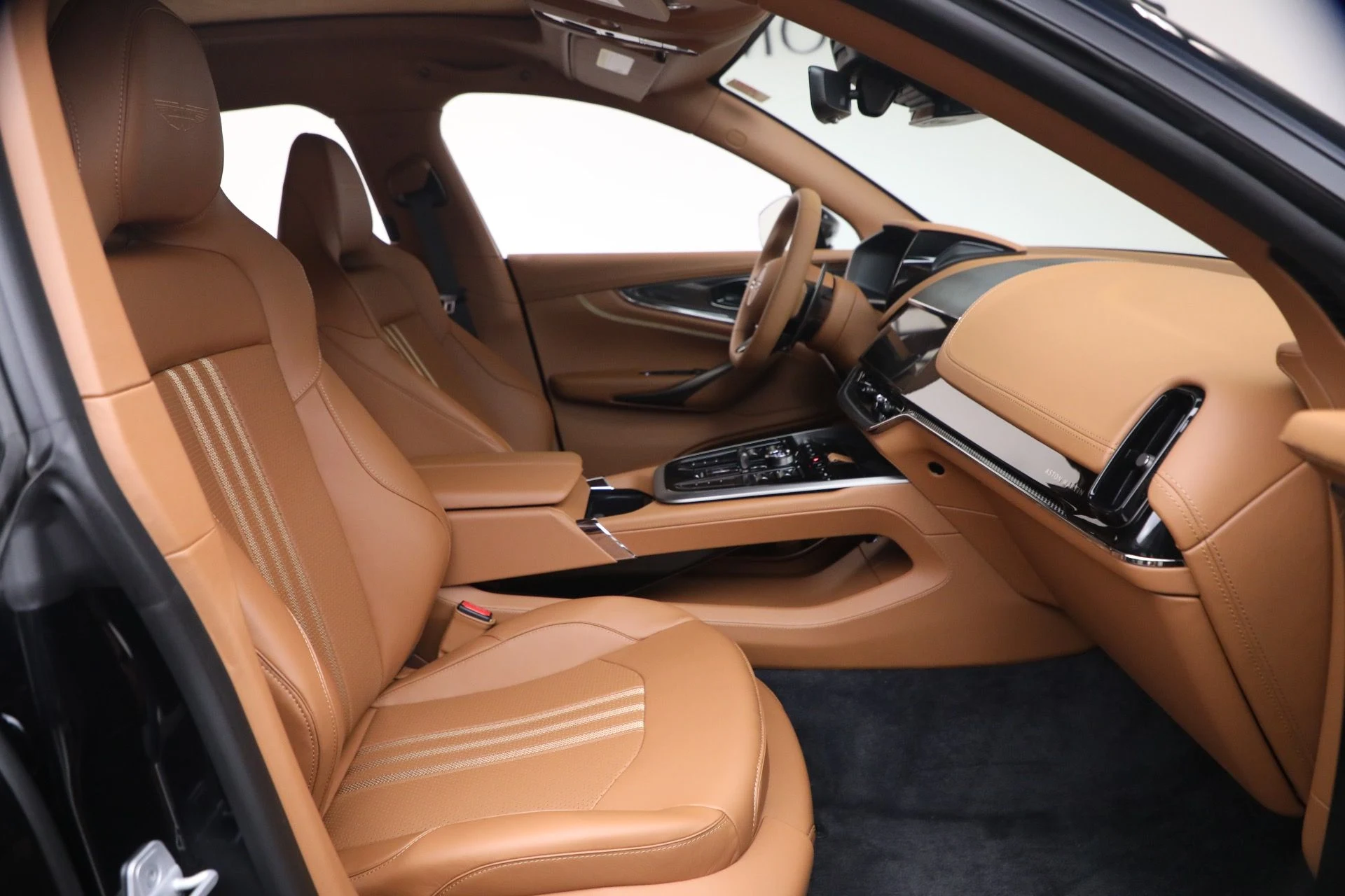 mph018_4013584056_New_2026_Aston_Martin_DBX_707_1767991883_91ecb0524b