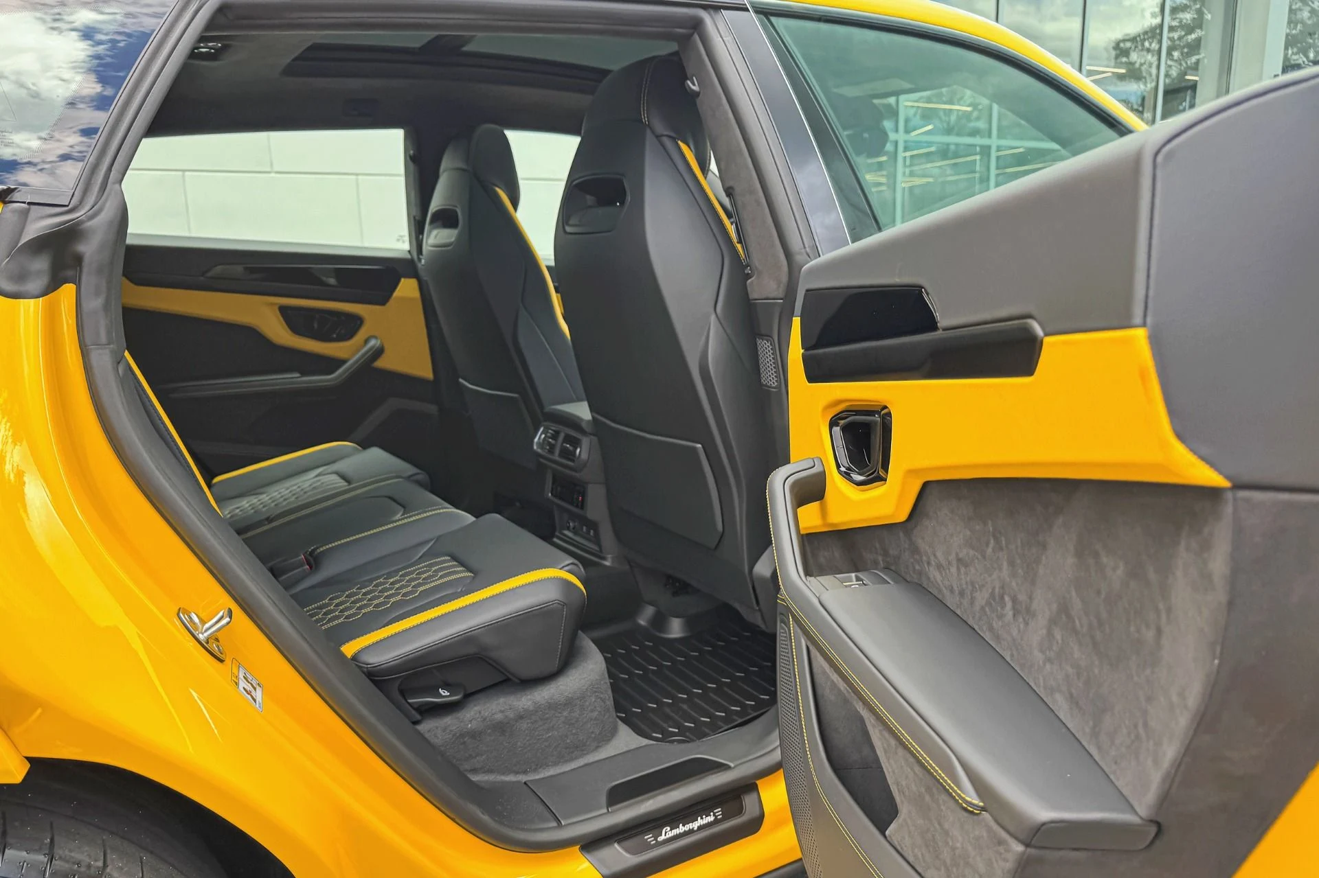 mph018_4025220533_Used_2025_Lamborghini_Urus_SE_1756898793_269c70741b