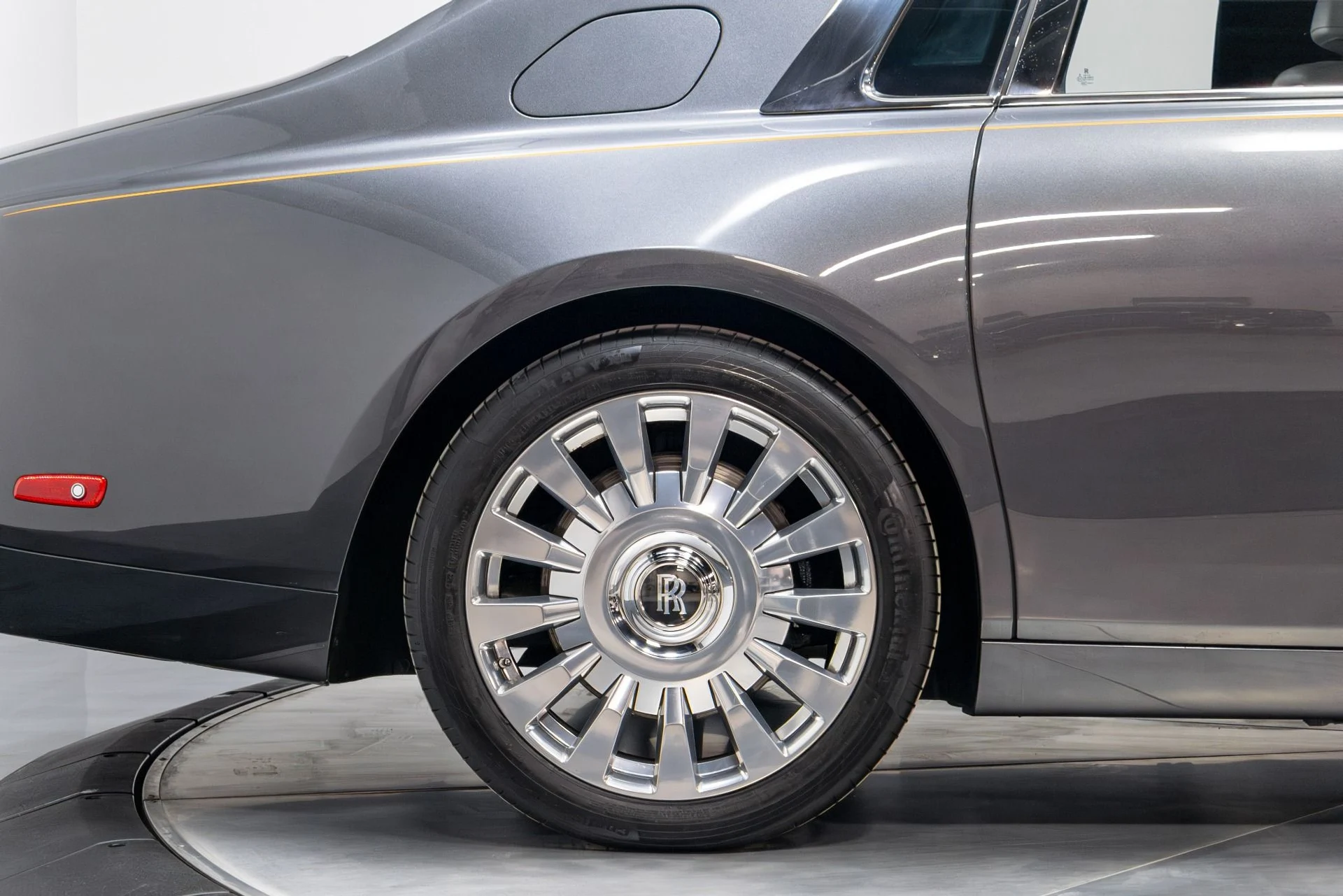 mph018_4026402101_Used_2019_Rolls_Royce_Phantom_1770350910_7162945c81