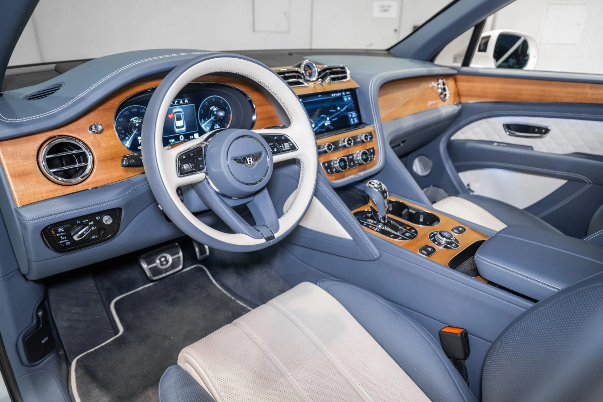 mph018_4076027584_Used_2023_Bentley_Bentayga_V8_1773161600_38528a4367