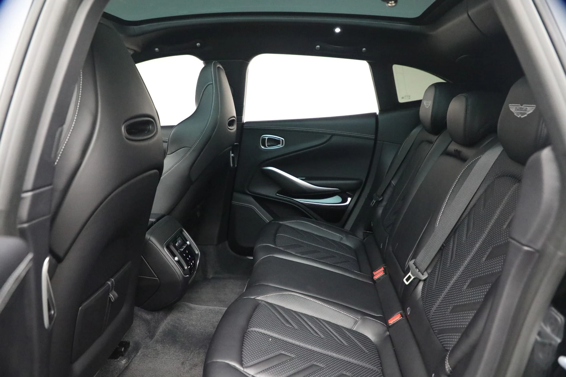 mph018_4082192493_New_2026_Aston_Martin_DBX_S_1771452584_18507d9ee1