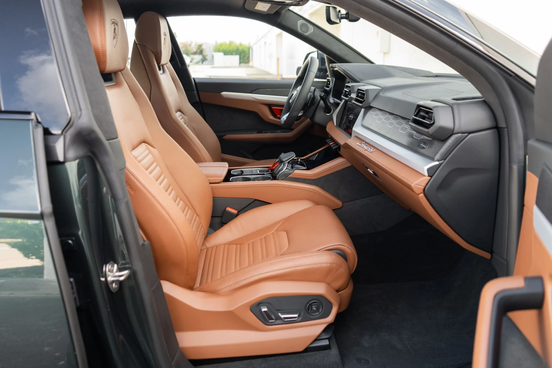 mph018_4085311085_Used_2025_Lamborghini_Urus_SE_1758739816_48f81d93b9
