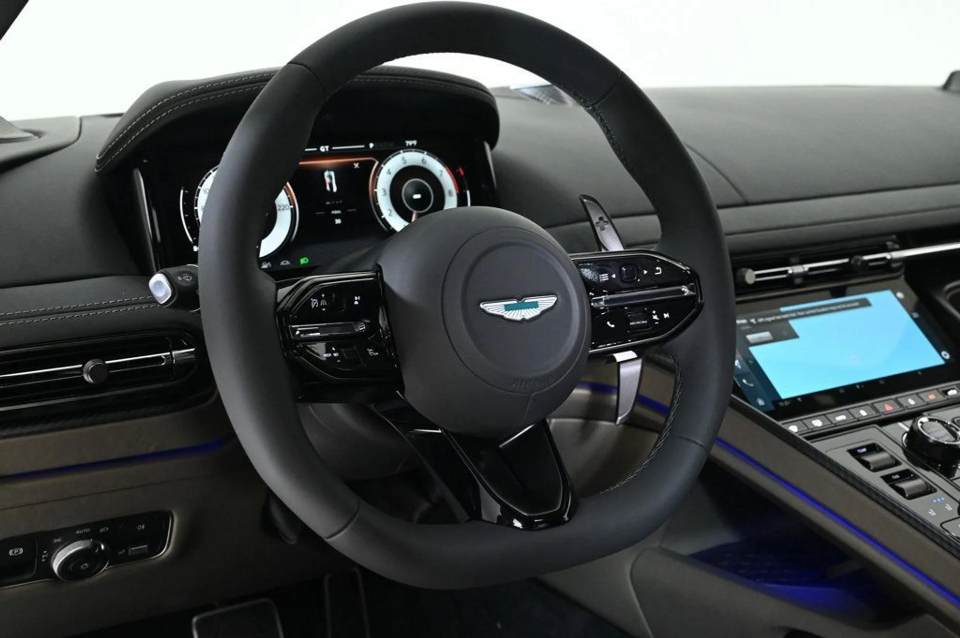 mph018_4092648016_new_2026_aston_martin_db12_11350_22941793_18_1024_87fe0f812a