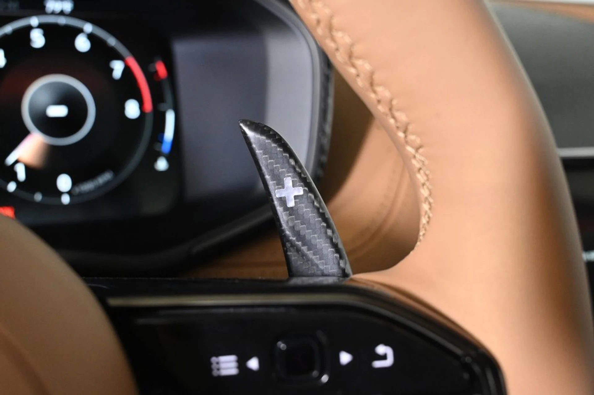 mph018_4097330153_new_2026_aston_martin_dbx_707awd_11350_22969436_18_1024_5c30beb494