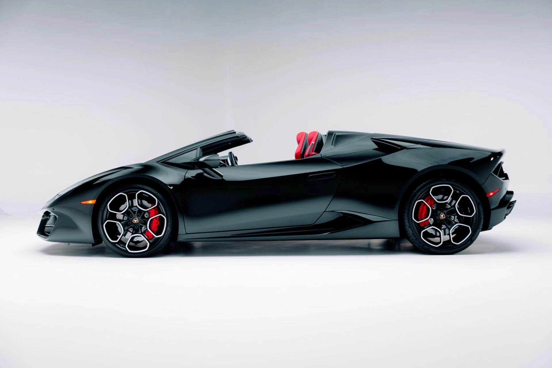 mph018_4097366486_Used_2019_Lamborghini_Huracan_LP_580_2_Spyder_1763507934_4d8cf1fdfe