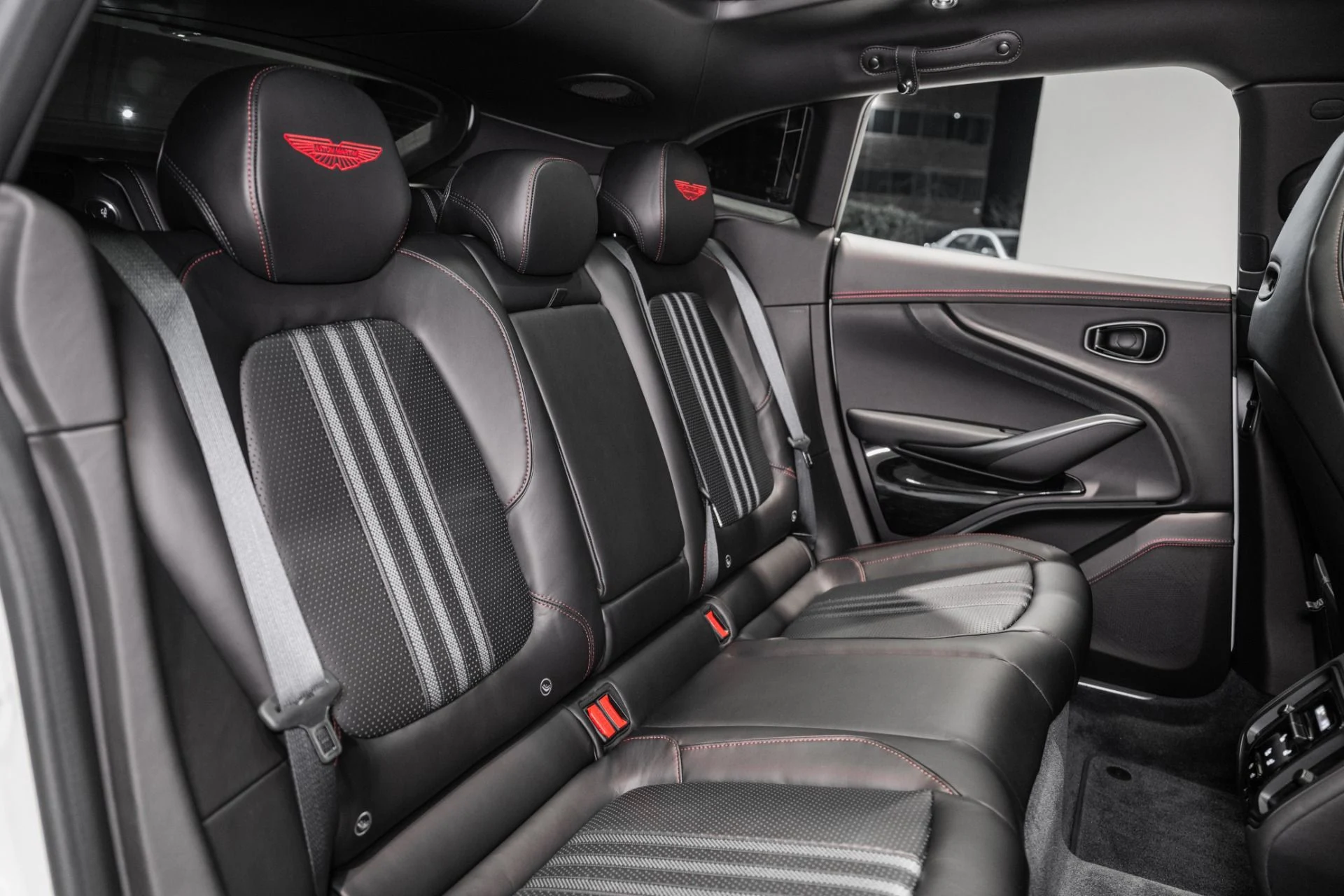 mph018_4109296289_New_2026_Aston_Martin_DBX_707_1765217762_25e6681889