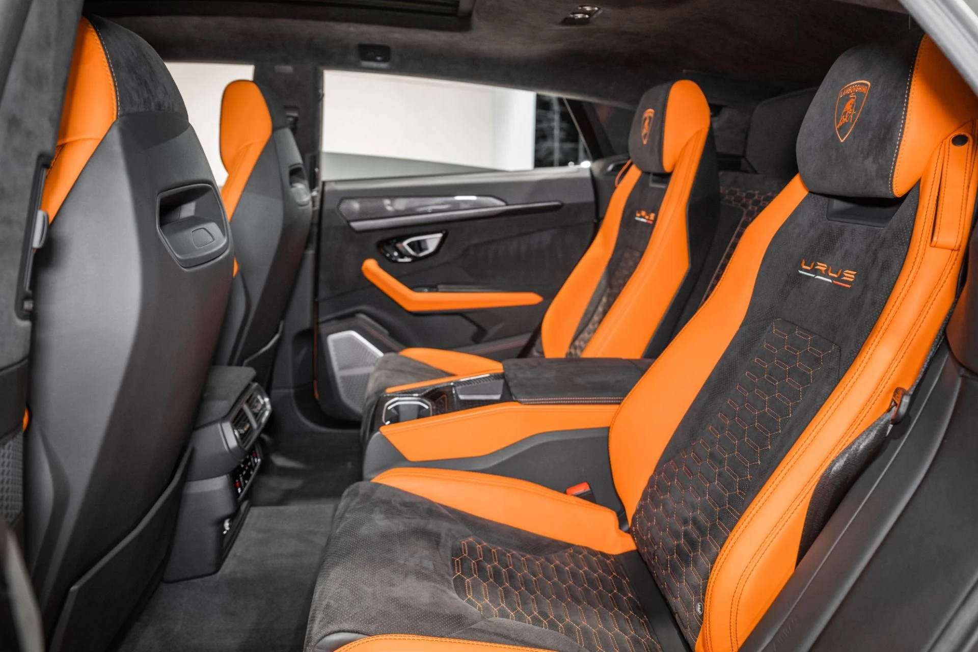 mph018_4117979107_Used_2022_Lamborghini_Urus_Pearl_Capsule_1773410025_c6d50ead7b