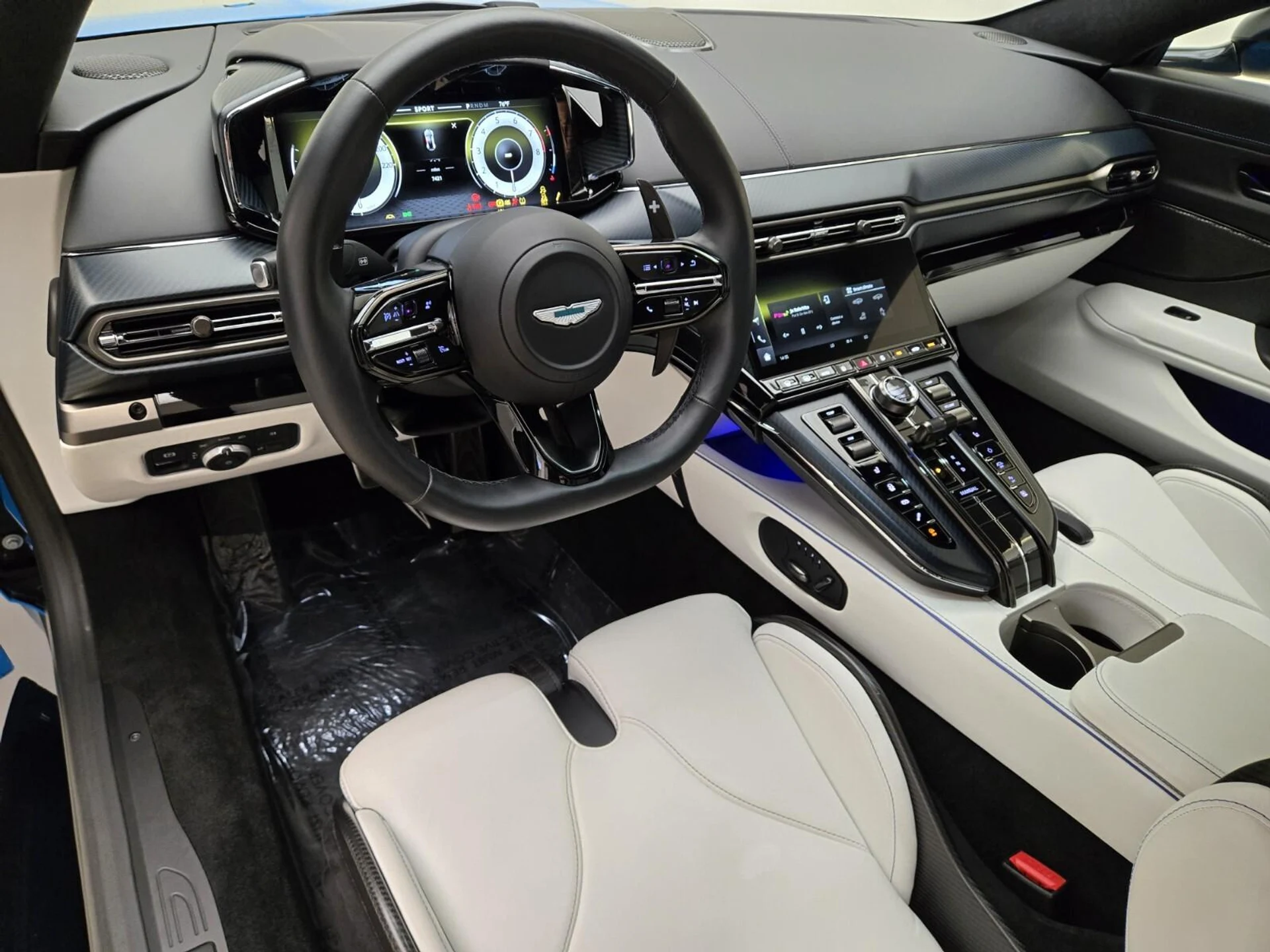 mph018_4126888276_Used_2025_Aston_Martin_Vantage_1770792732_6008a281f0