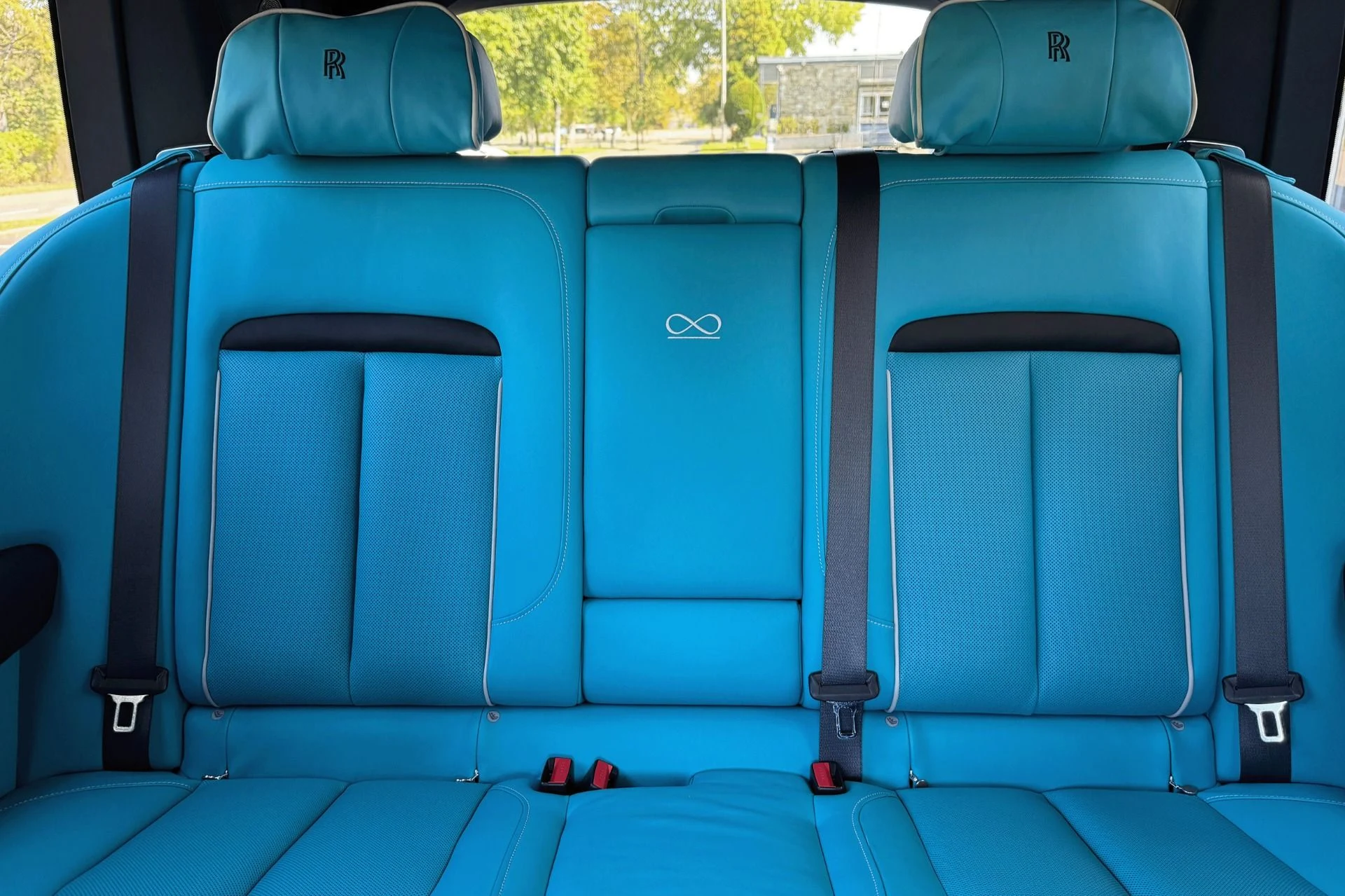 mph018_4131876745_Used_2022_Rolls_Royce_Black_Badge_Cullinan_1758544859_3db435d08f