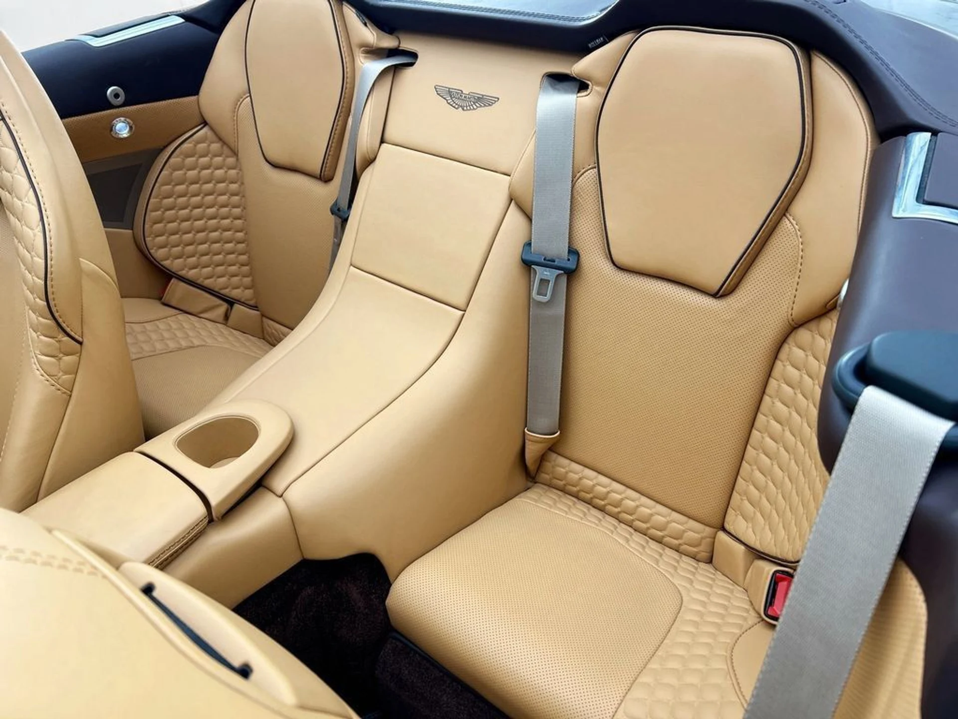 mph018_4185537202_used_2017_aston_martin_vanquish_volante_8119_22986074_19_1024_0f16bcd778