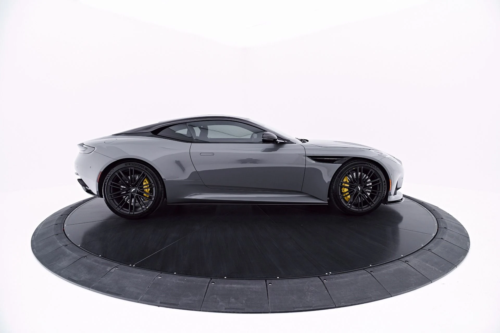 mph018_4222716056_Used_2024_Aston_Martin_DB_12_1781813778_25f540456d