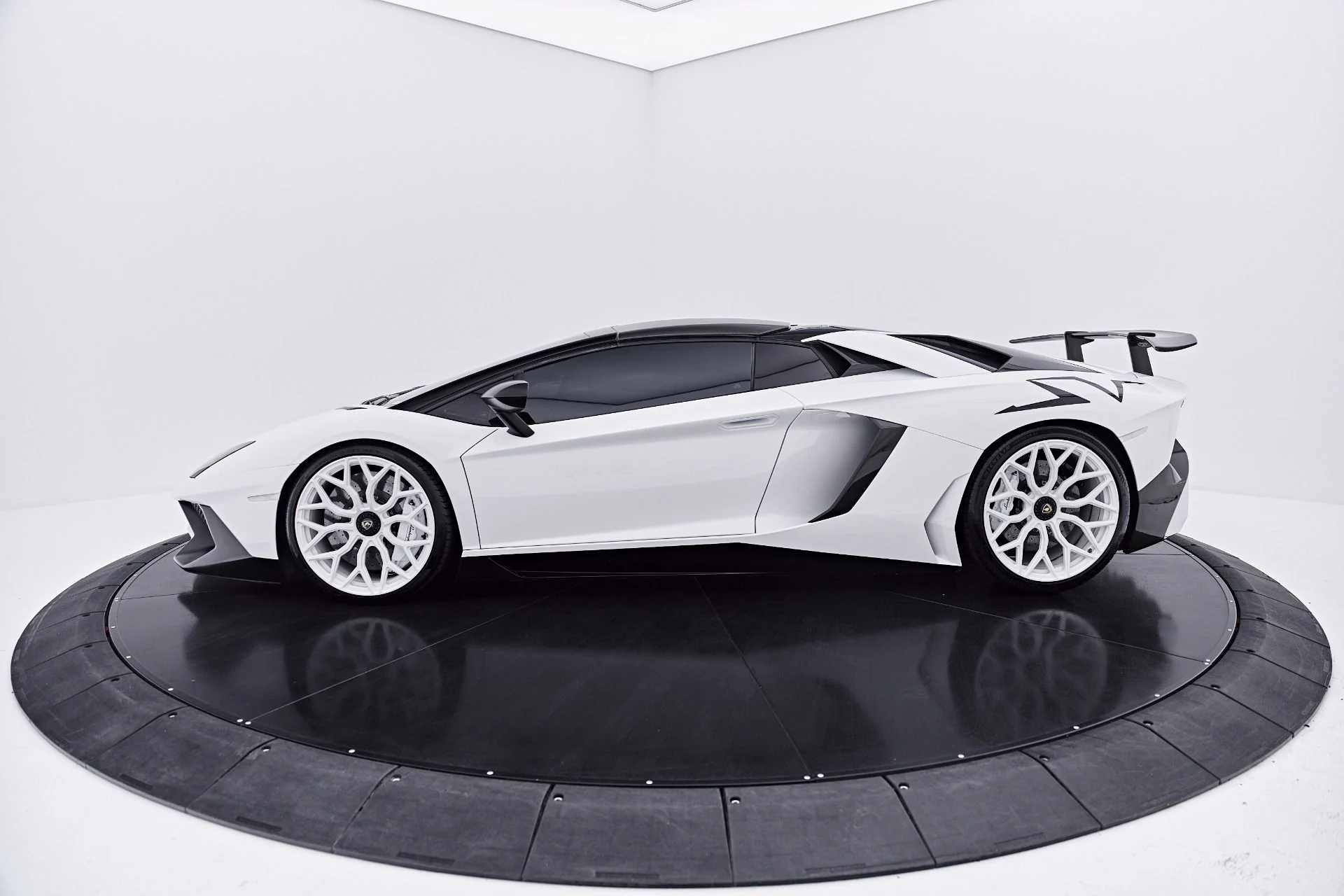 mph018_4228422663_Used_2016_Lamborghini_Aventador_LP_750_4_Super_Veloce_1785199408_f3074ee57b