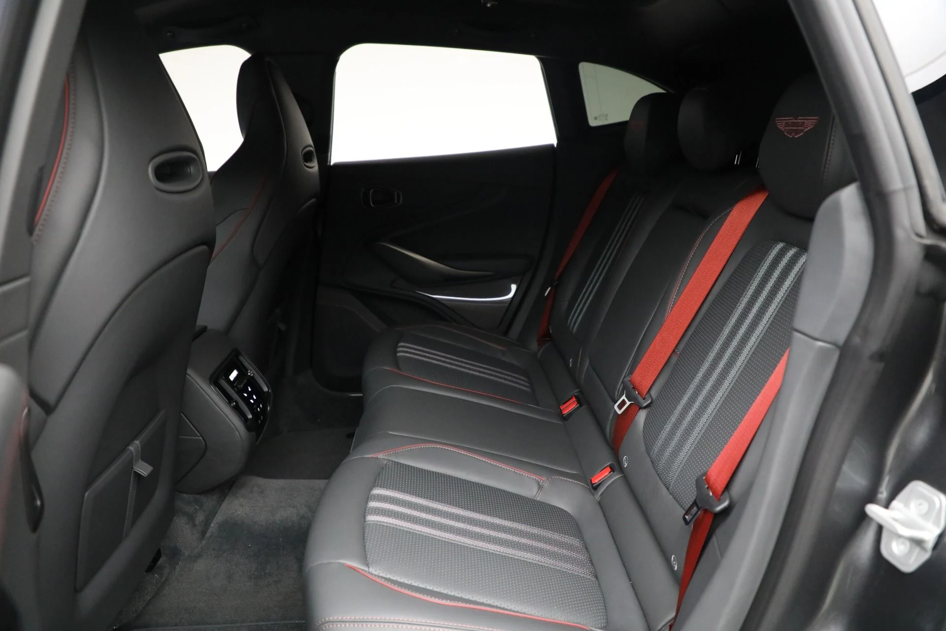mph018_4231448883_New_2025_Aston_Martin_DBX_707_d7ad0cb96d