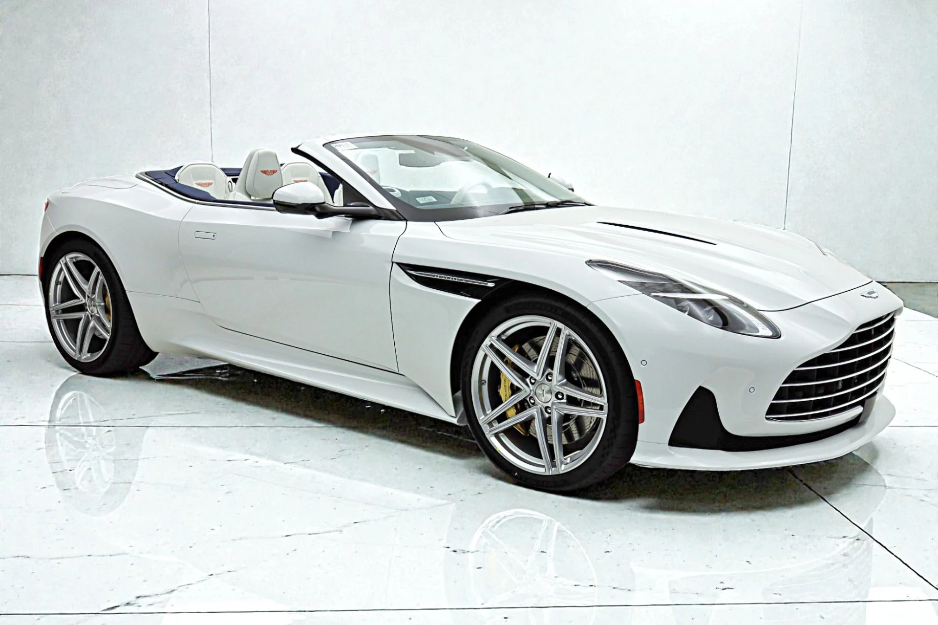 mph018_4244048627_New_2026_Aston_Martin_DB_12_Volante_24ee63ccd5