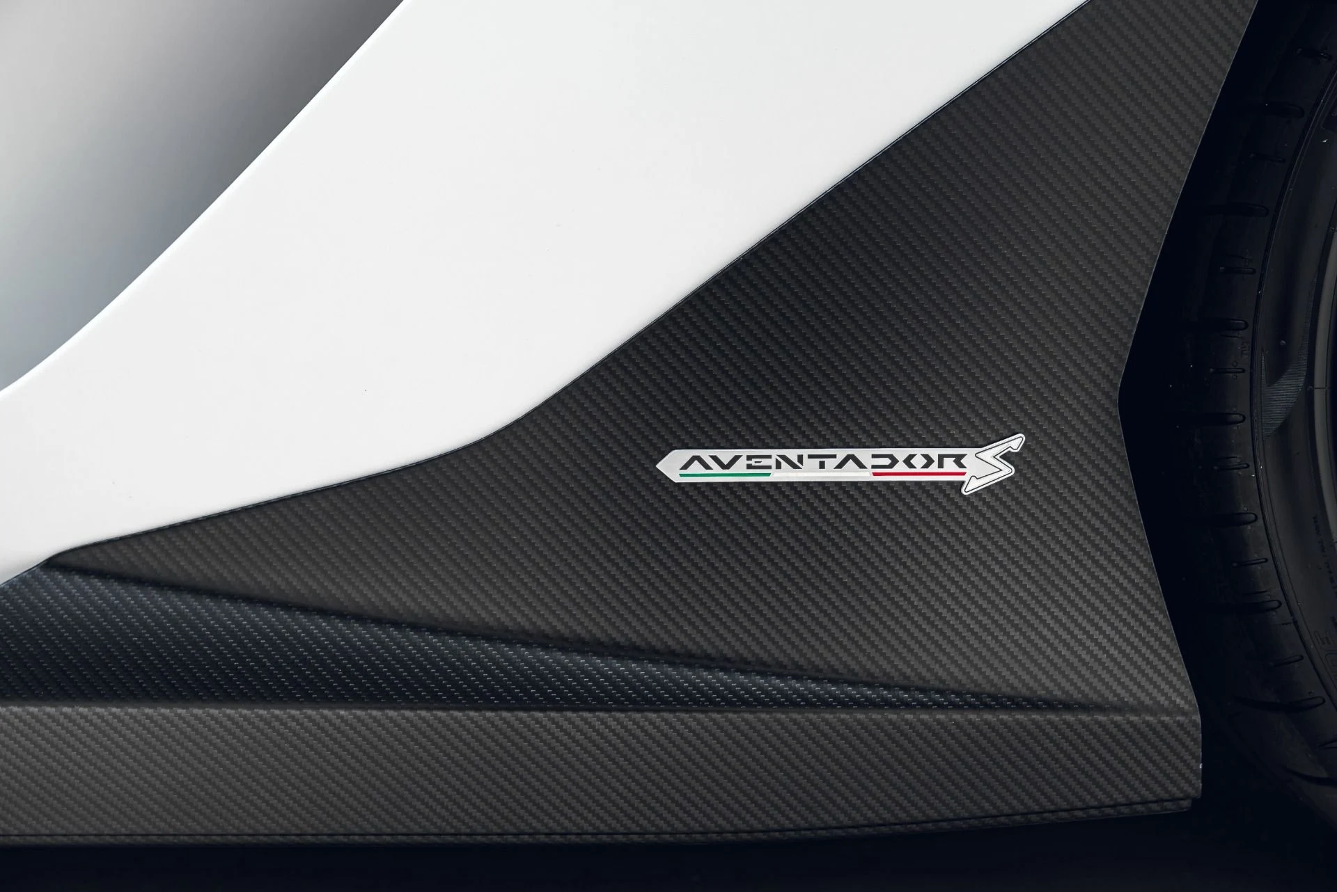 mph018_4269047931_Used_2018_Lamborghini_Aventador_LP_740_4_S_1783639890_df37e3905d