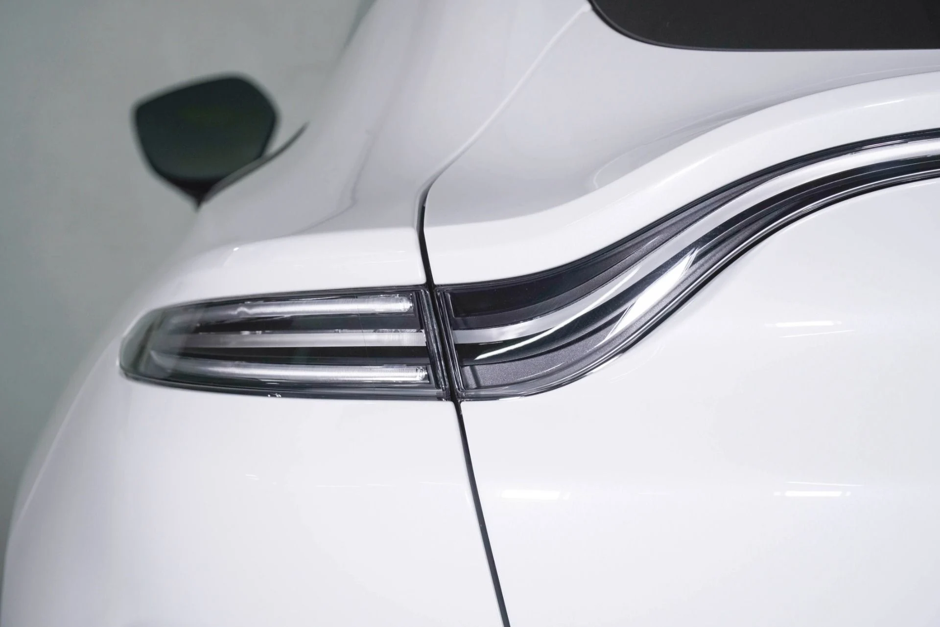 mph018_427971043_New_2026_Aston_Martin_DBX_S_1781894689_dae0cad553