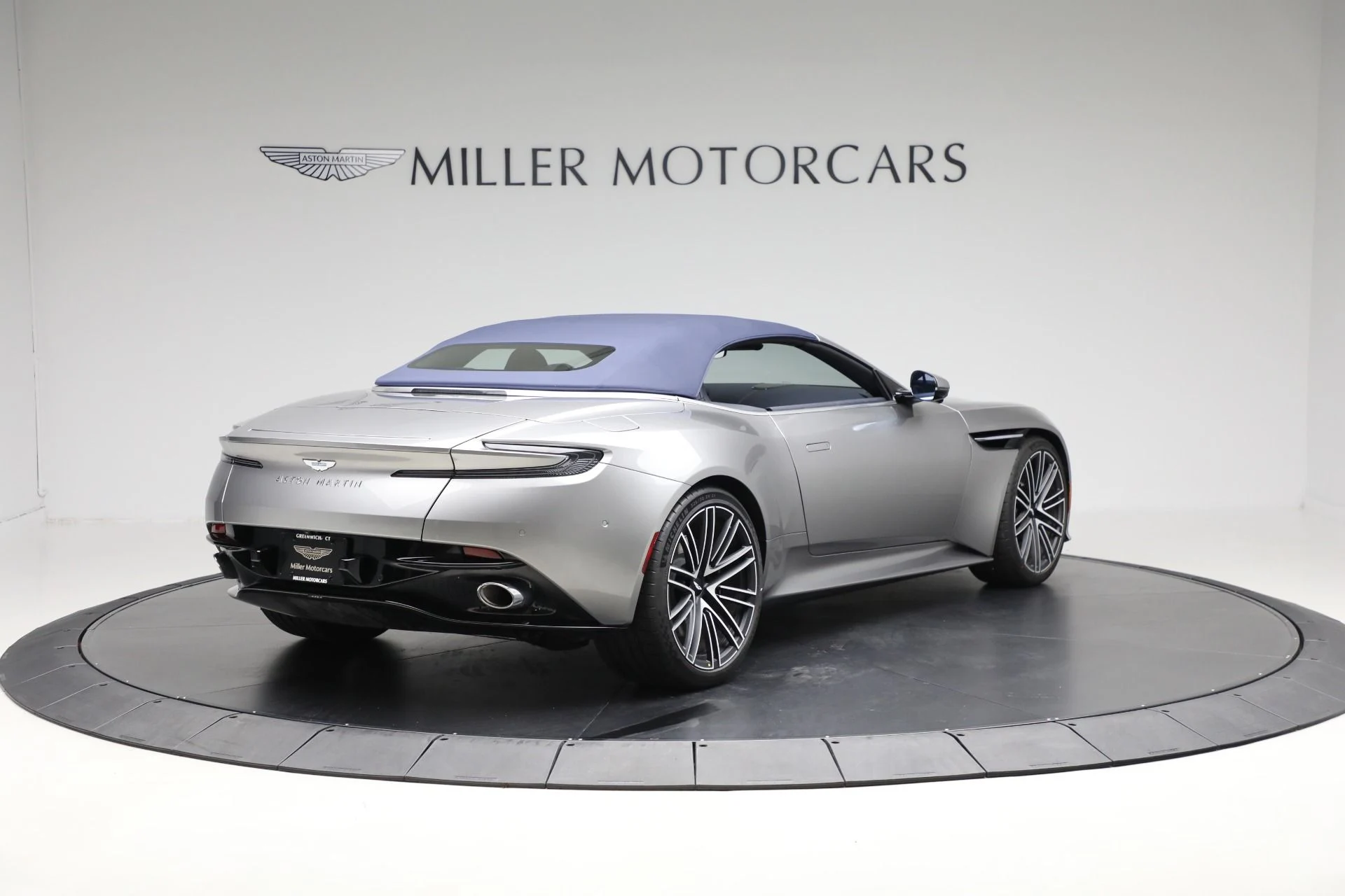 mph018_432209515_New_2025_Aston_Martin_DB_12_Volante_7ecc24468d
