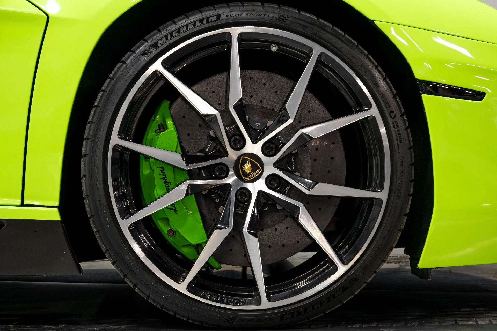 mph018_434519882_Used_2015_Lamborghini_Aventador_1764723845_5a86c05469